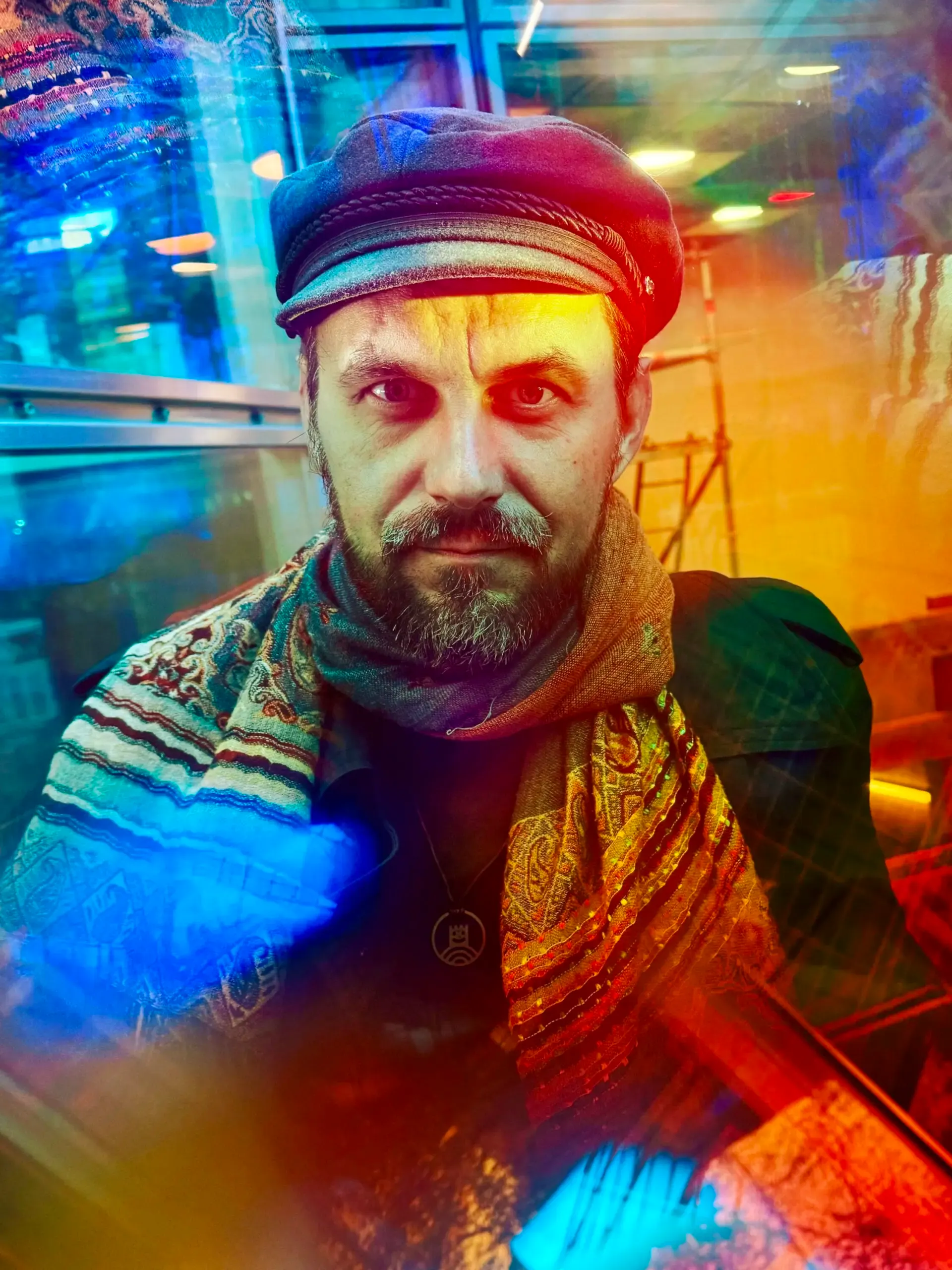 Selbstportrait des Fotografen mit buntem Licht vor Baustellenkulisse