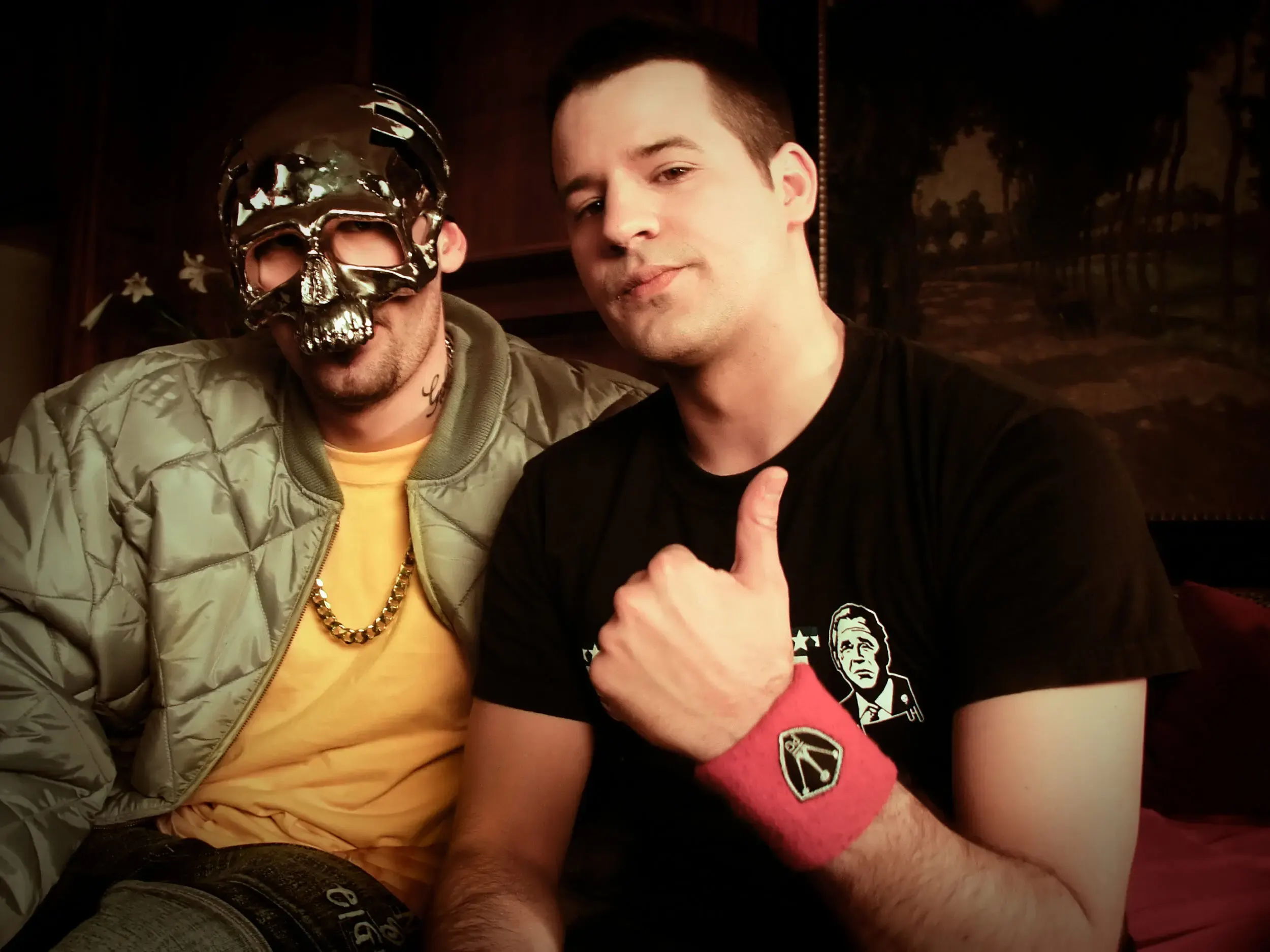 Zwei Männer posieren, einer trägt eine Maske