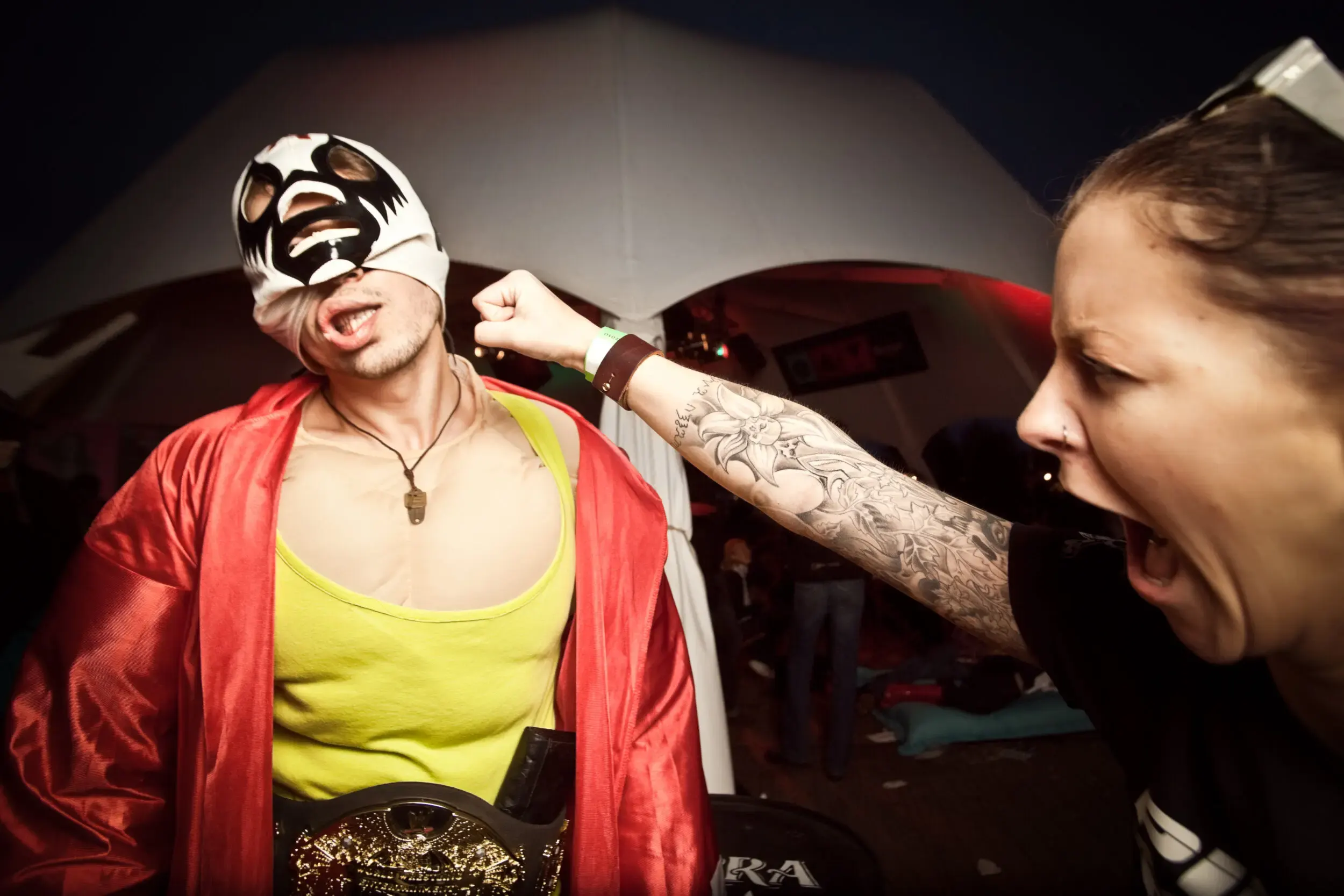 Zwei Personen in Masken und Kostümen albern beim Festival herum