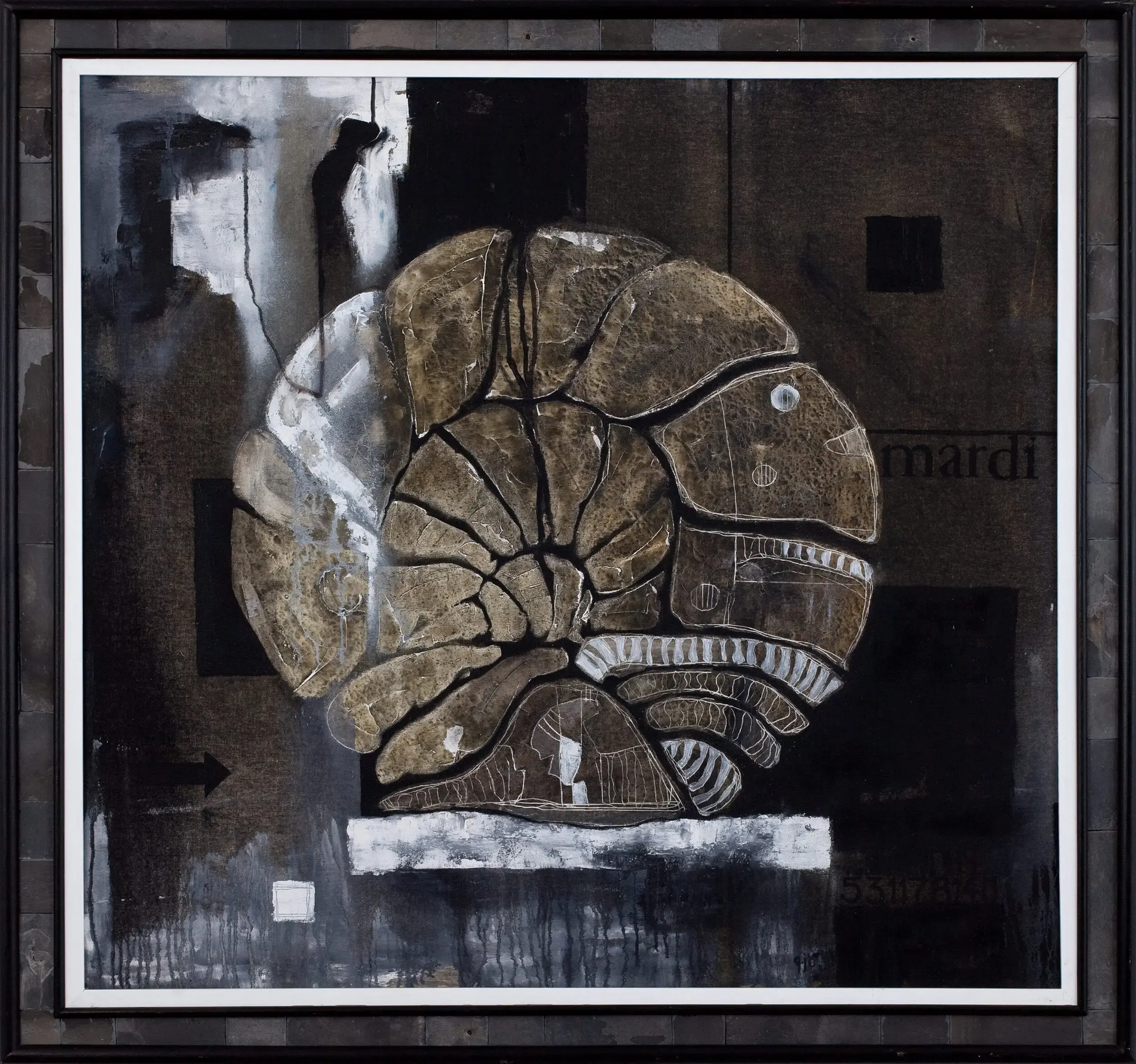 Abstrakte Collage mit rundem Fossil-Motiv auf dunklem Grund