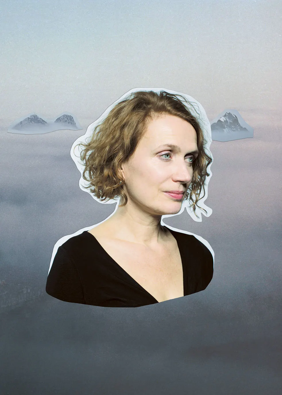 Frau-Portrait mit nebelverhangener Berglandschaft im Hintergrund, freigestellt