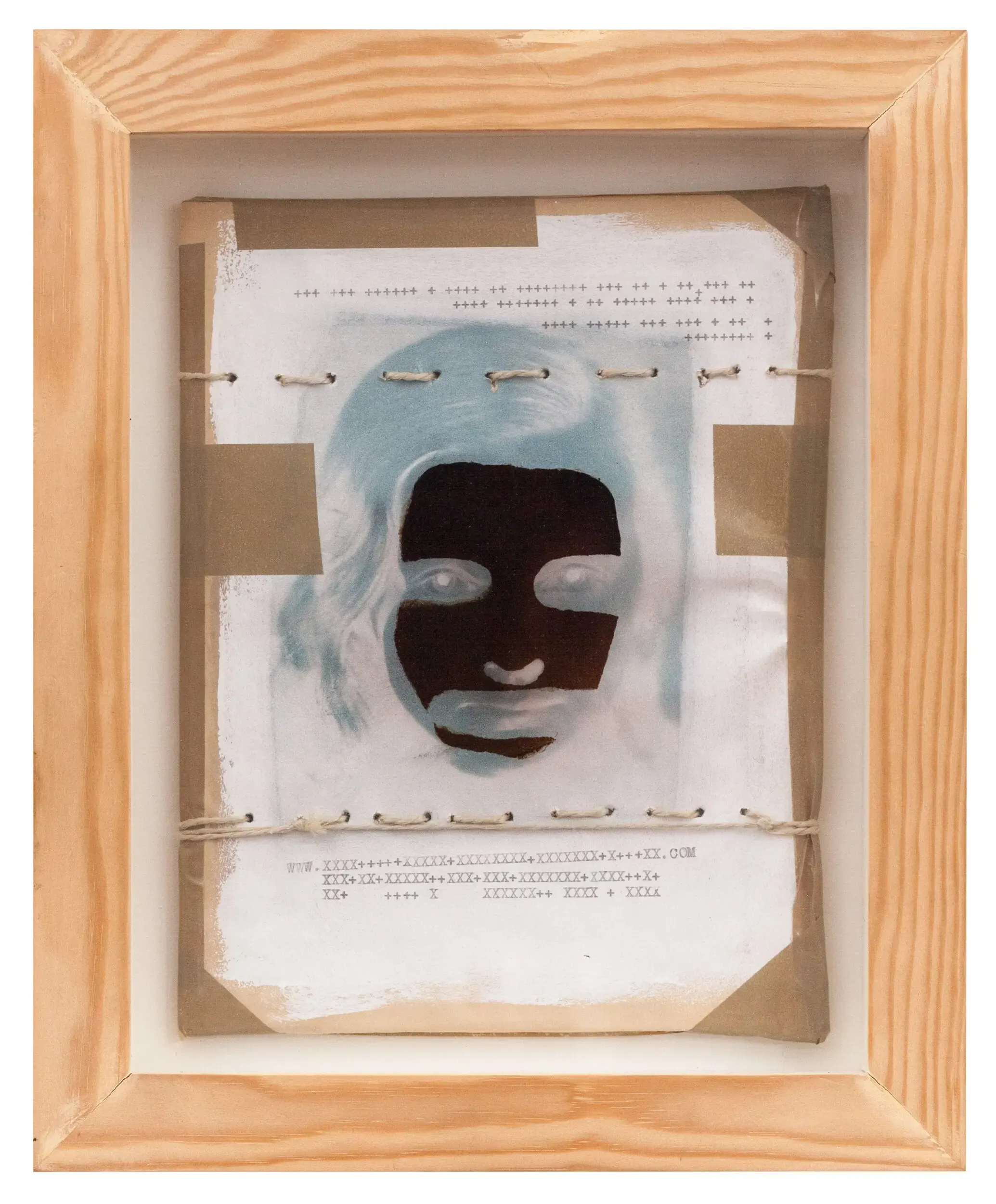 Gerahmte Collage mit blauer Gesichtsmaske und Papierstrukturen