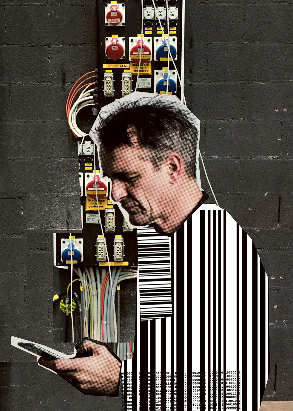 Mann-Portrait vor Stromkasten mit Kabeln und Barcode