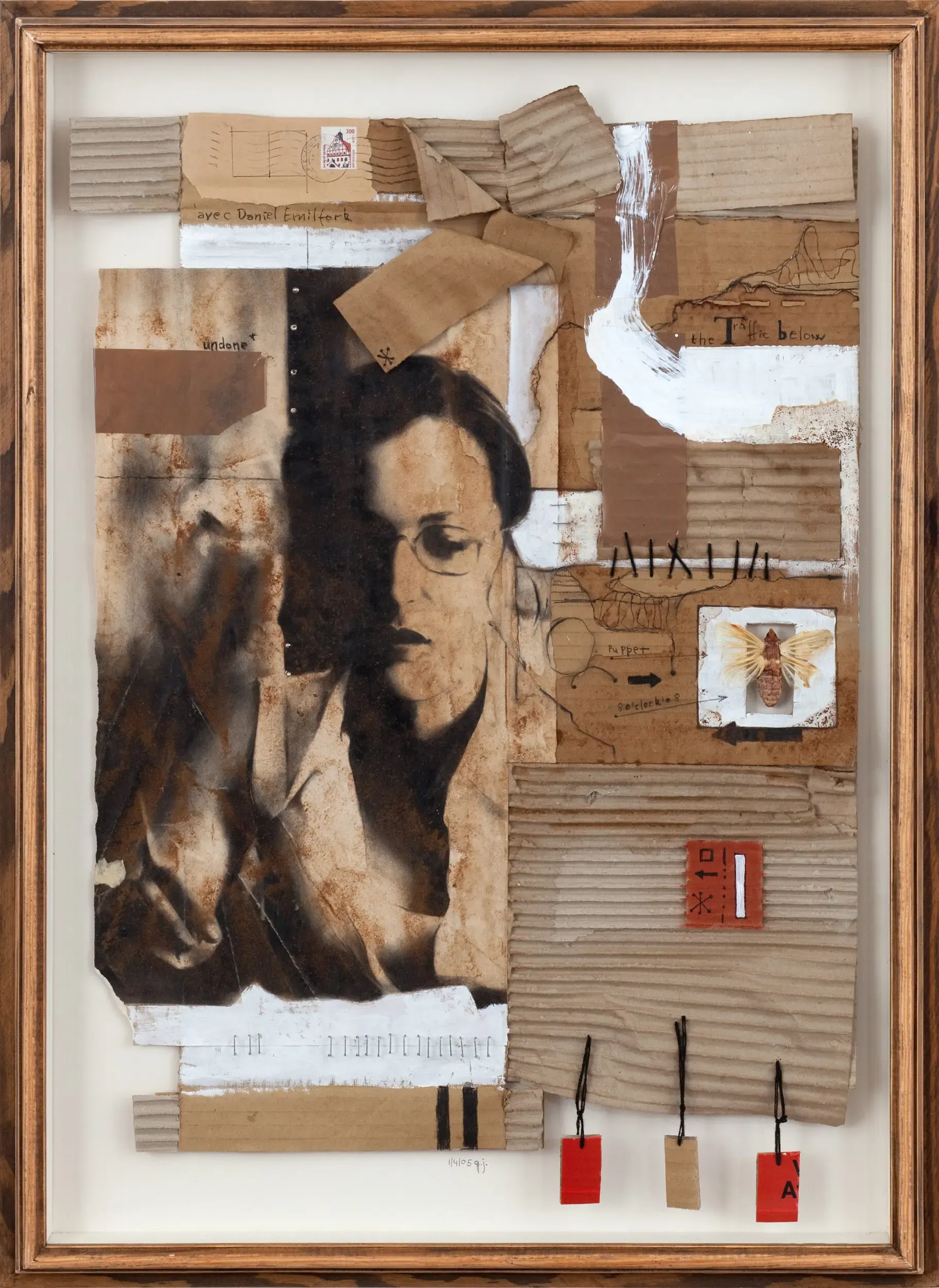 Mischtechnik-Collage mit Porträt auf Karton und roten Akzenten