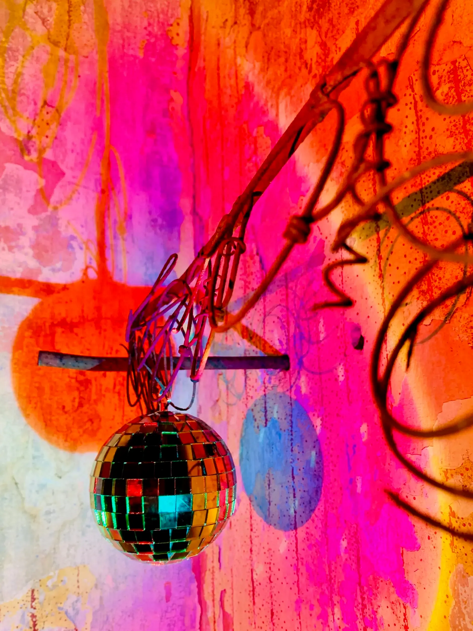 Abstrakte bunte Komposition mit Discokugel, Cross Section