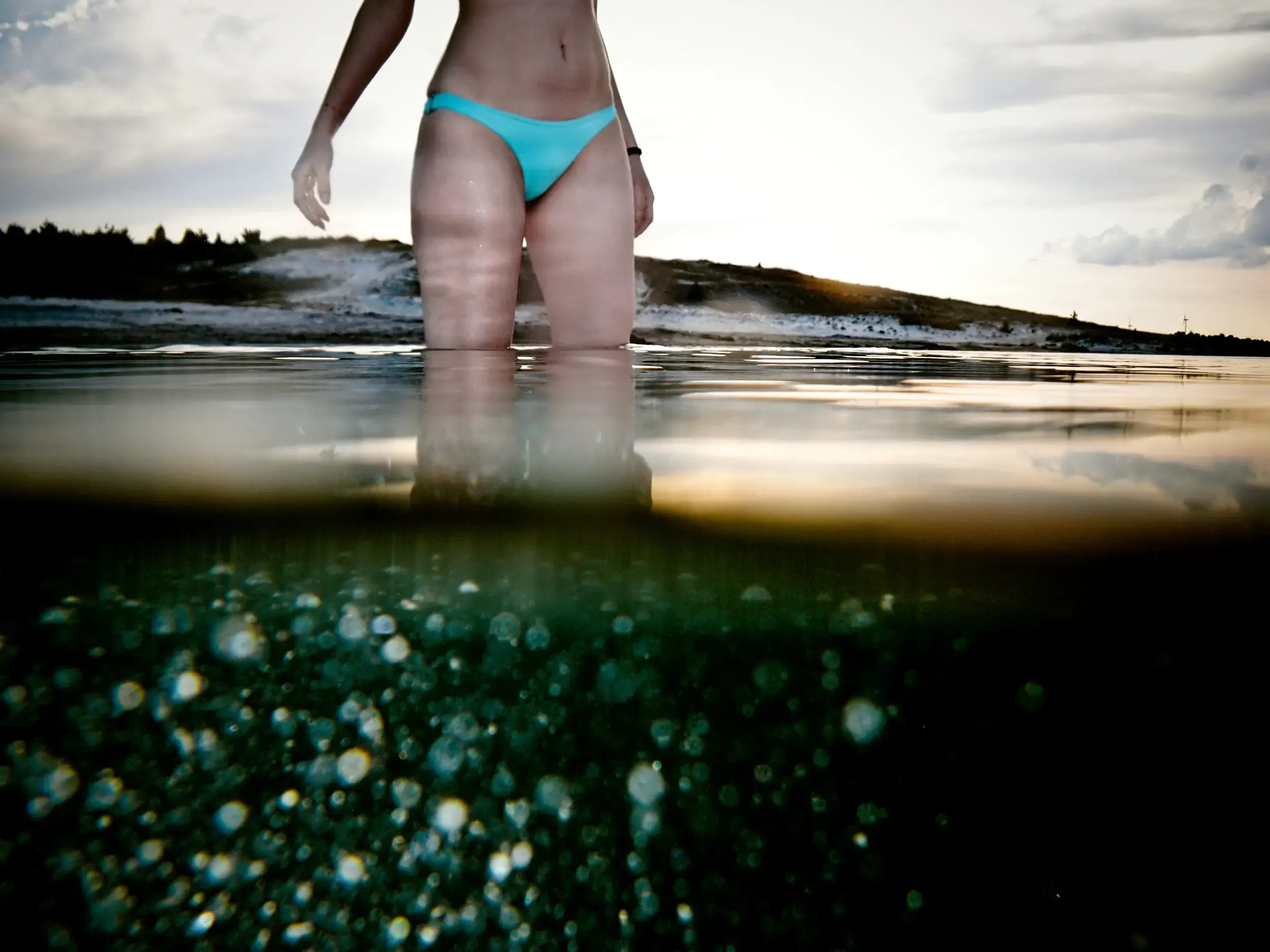Doppelbelichtung einer Frau, die im Wasser steht, Cross Section