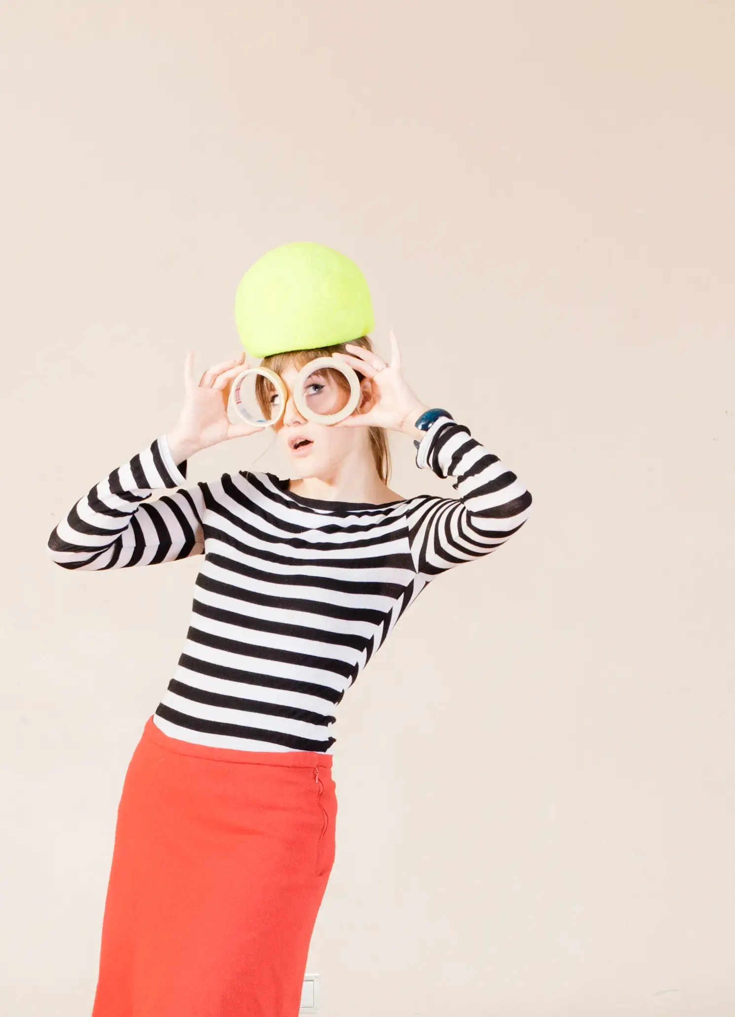 Frau mit gestreiftem Shirt schaut durch ein Fernglas, Cross Section