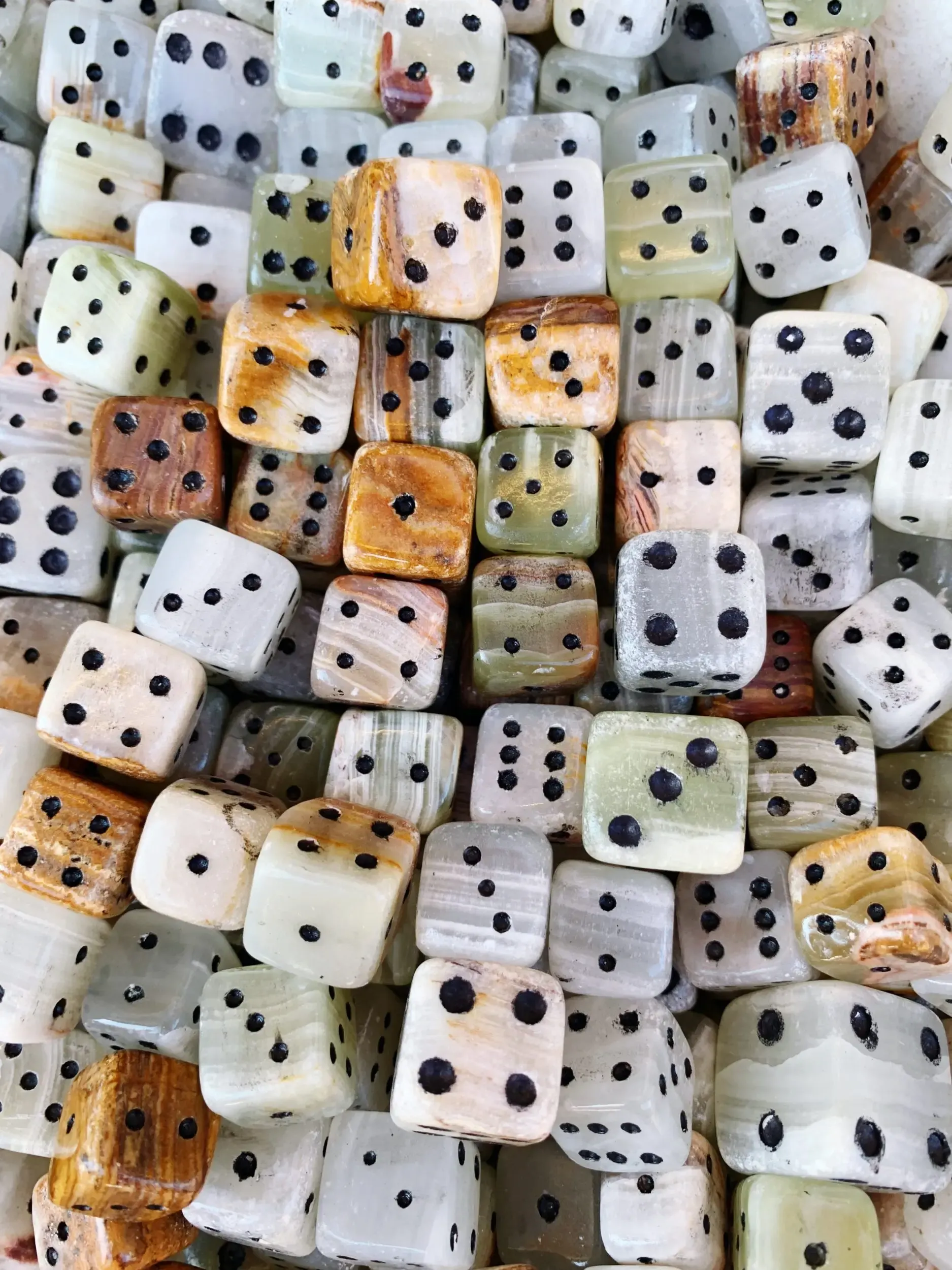 Nahaufnahme eines Haufens Spielwürfel, Cross Section