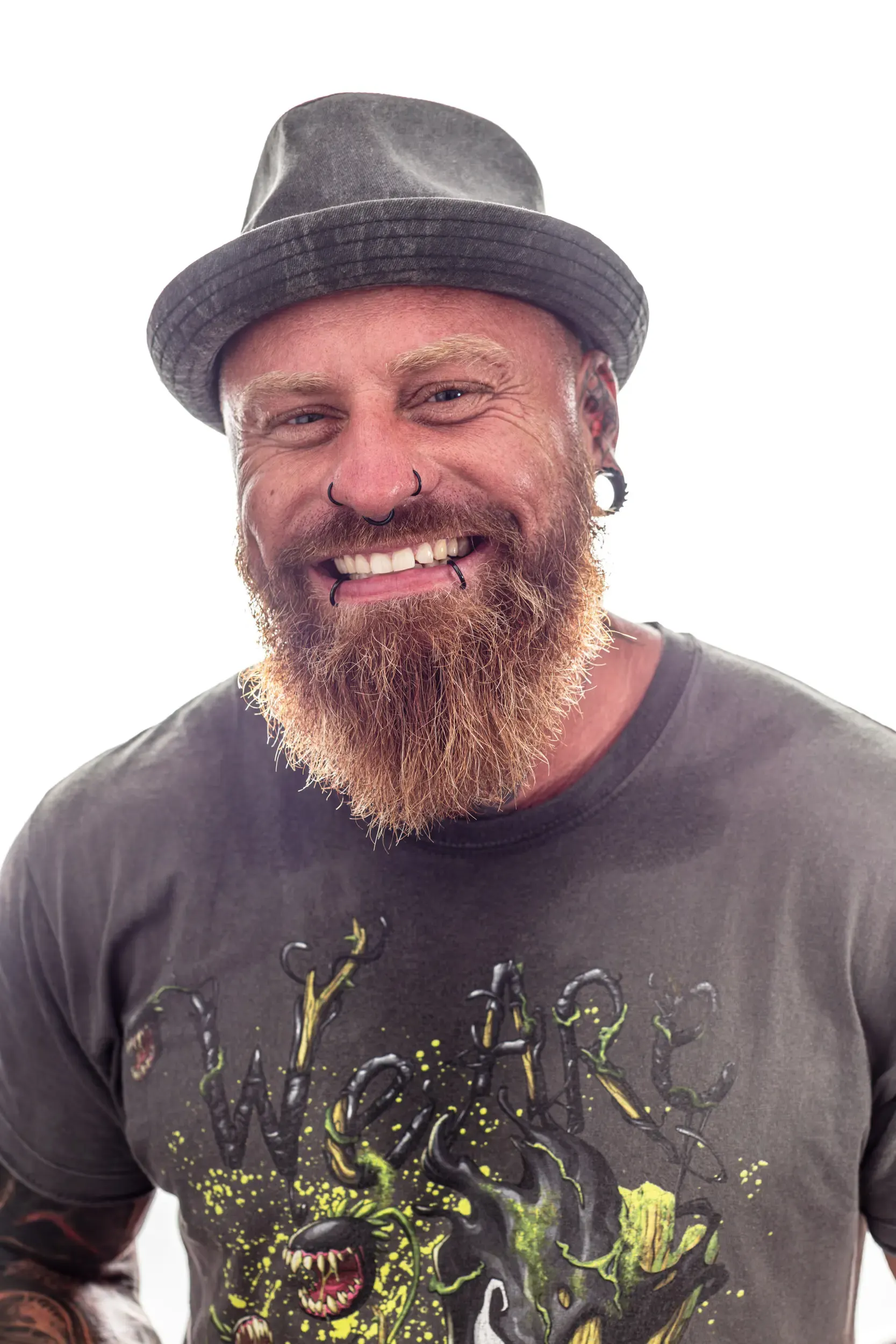 Lächelndes Portrait des Künstlers defri.rafiki