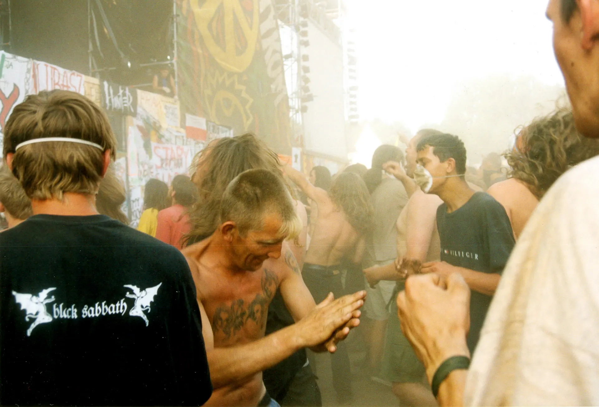Applaudierende Festivalbesucher in der Menge