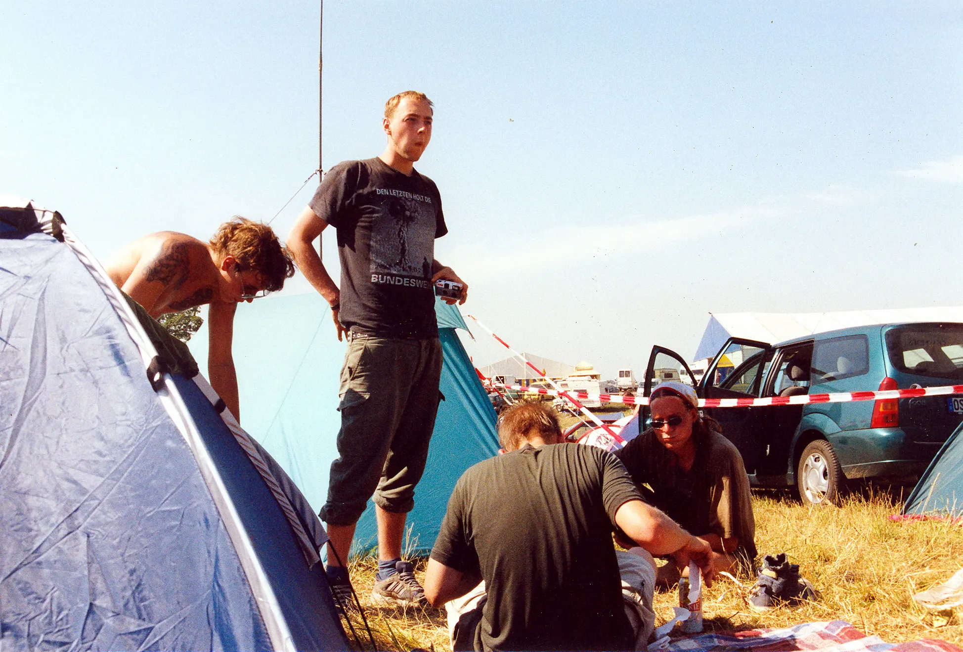 Festivalbesucher bauen gemeinsam ein Zelt auf