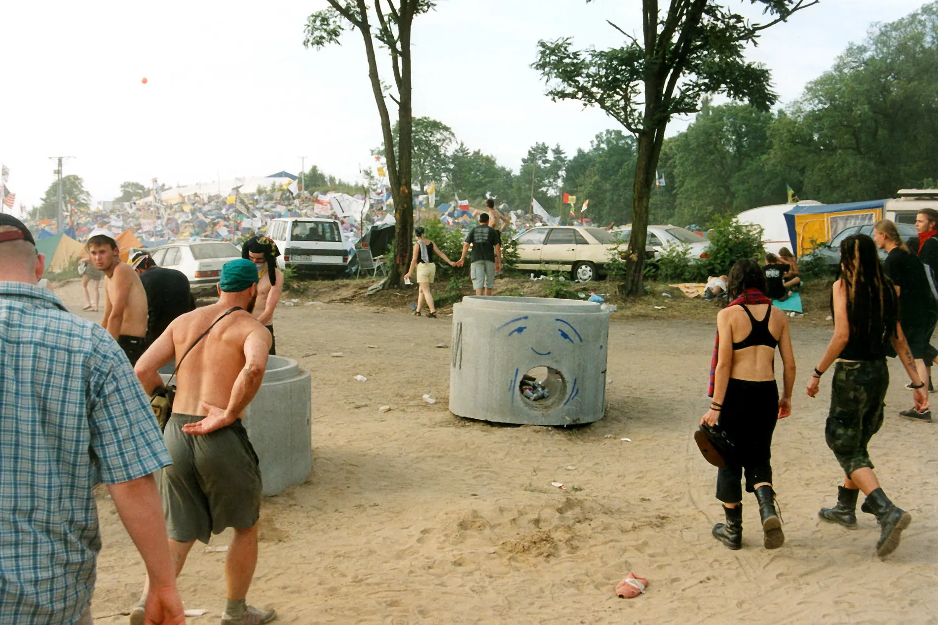 Festivalbesucher geht an einer grossen Tonne vorbei
