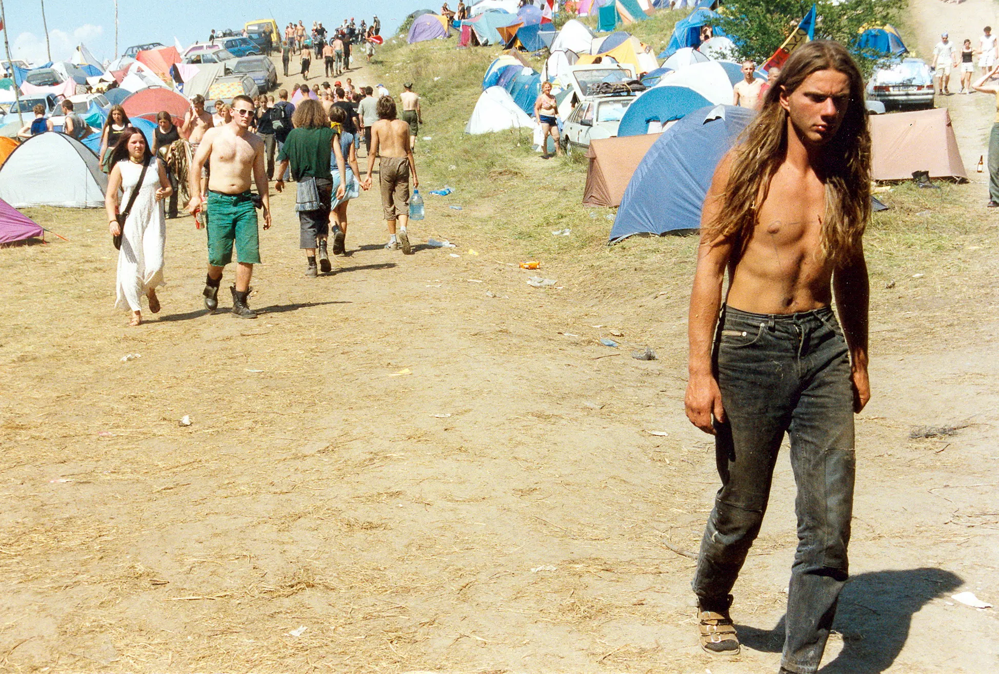 Festivalbesucher geht durch das Zeltlager