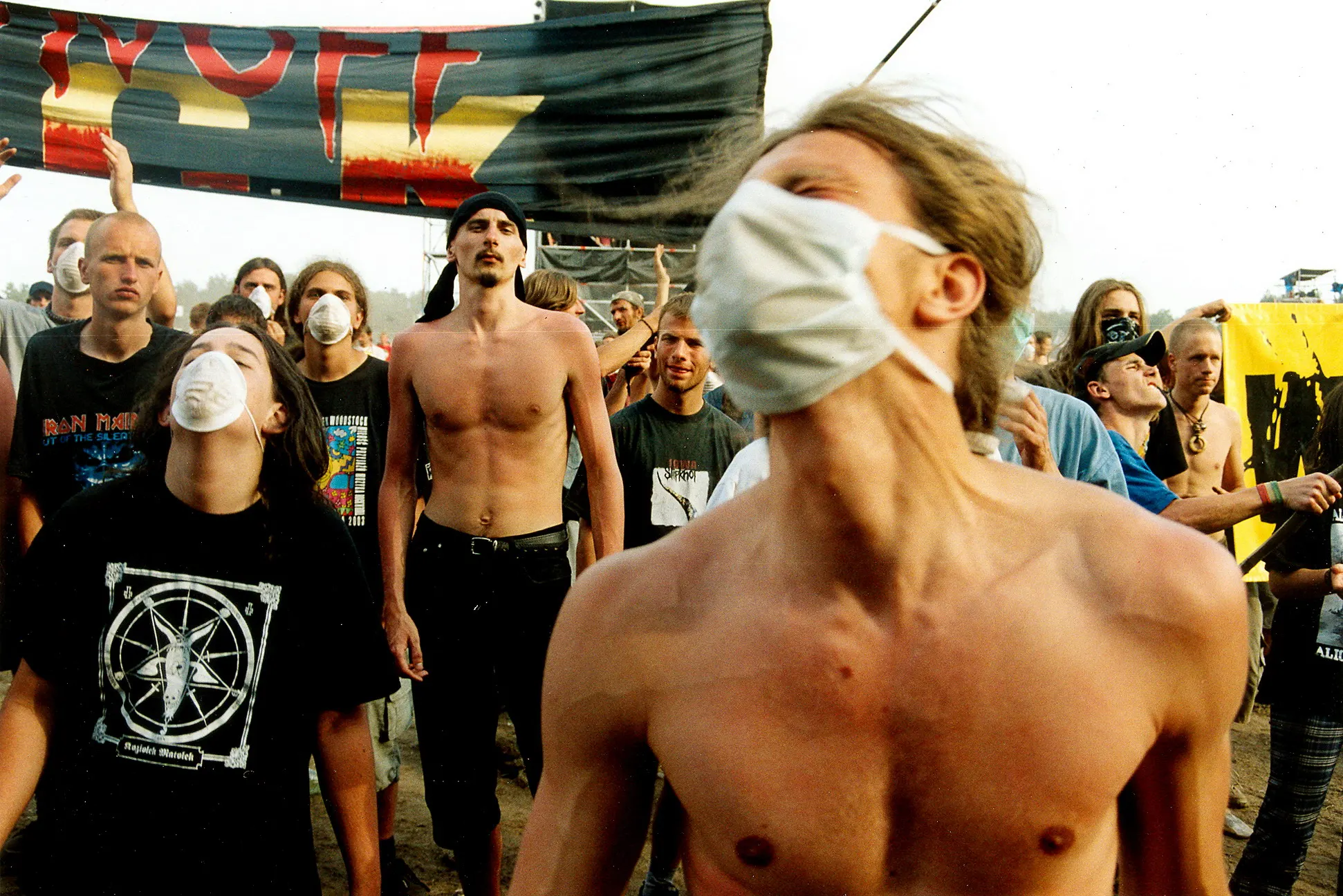 Festivalbesucher mit weisser Gesichtsmaske in der Menge