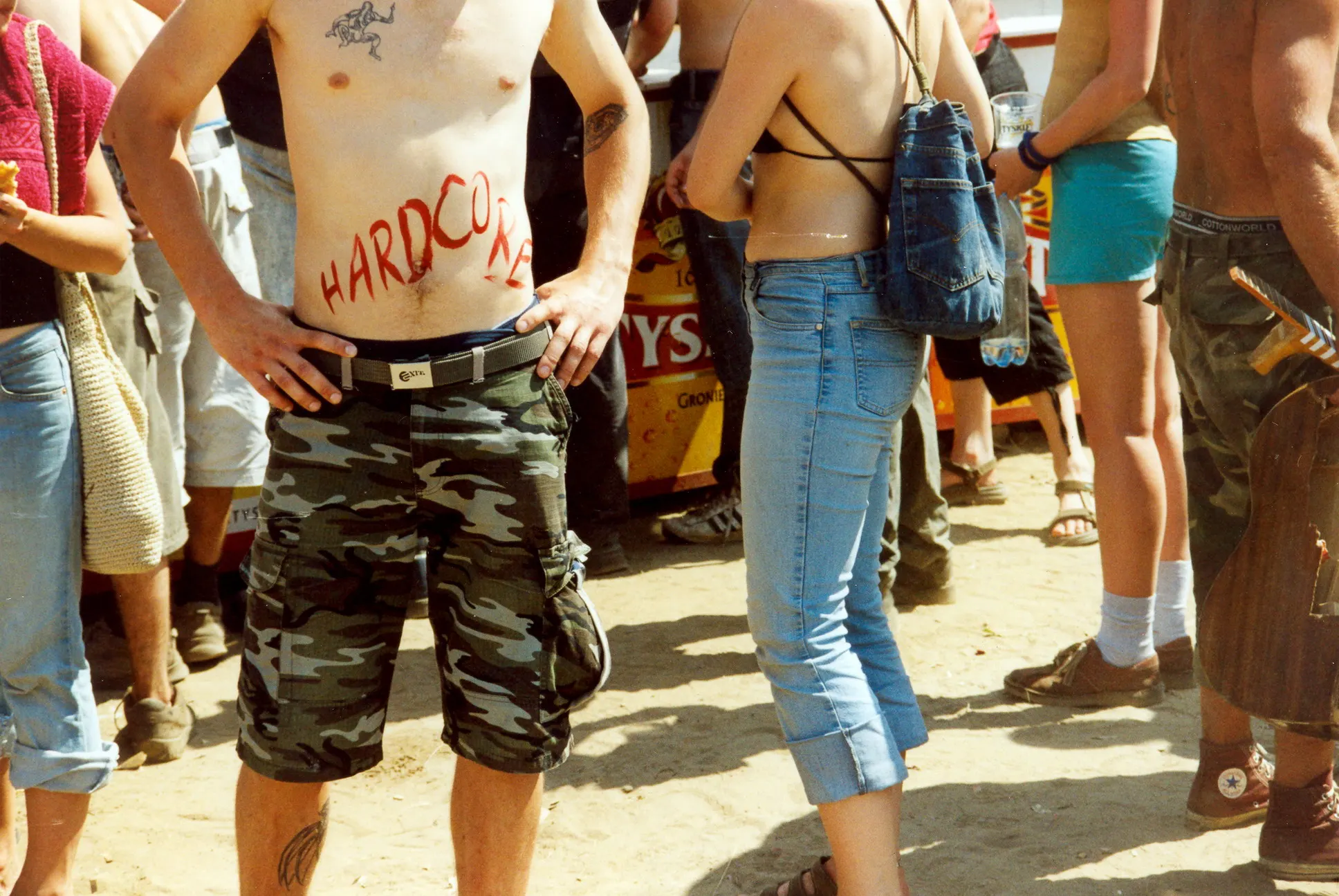 Festivalbesucher mit dem Schriftzug „Hardcore“ auf dem Bauch