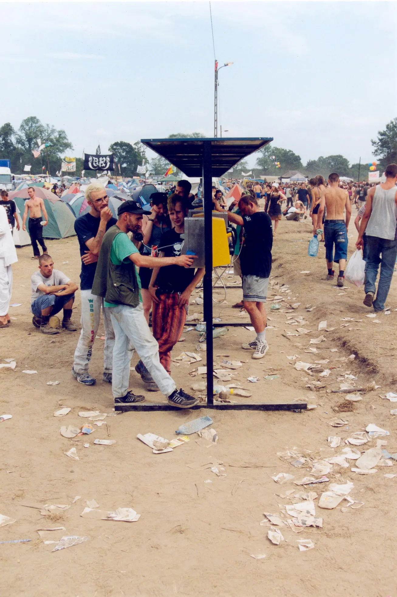 Festivalbesucher kommunizieren über ein improvisiertes Sprachrohr