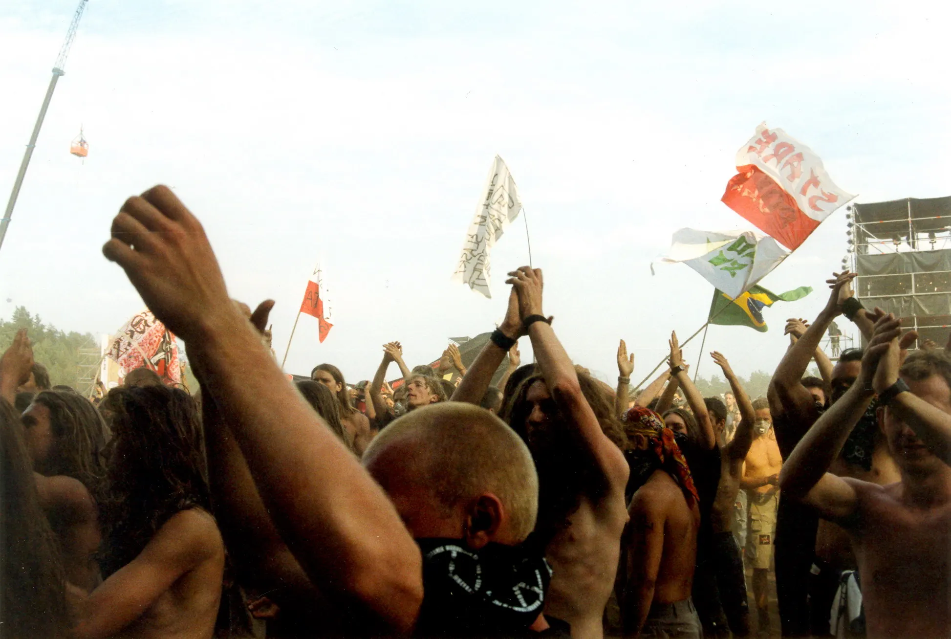 Festivalbesucher jubeln mit erhobenen Fäusten