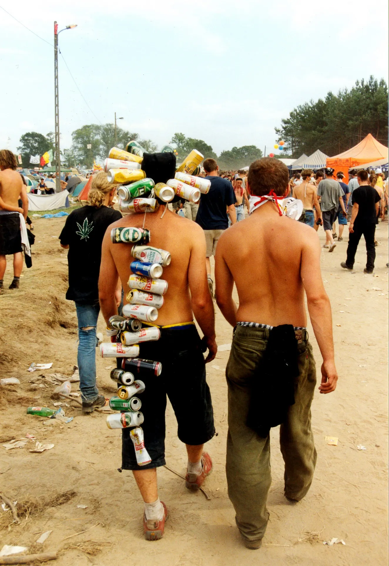 Zwei Festivalbesucher mit ungewöhnlicher Kopfbedeckung aus Dosen