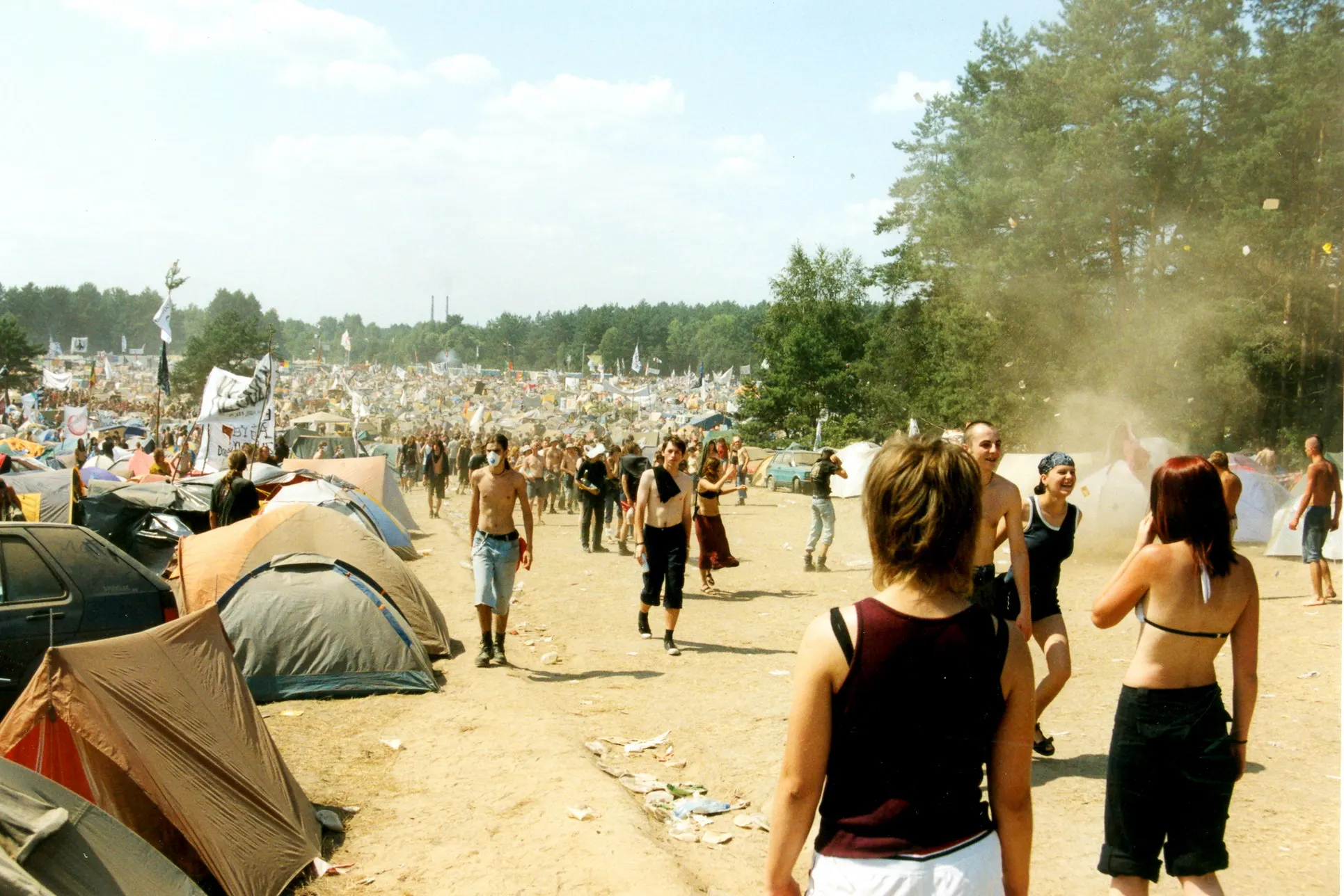 Festivalbesucher laufen zwischen den Zelten der Zeltstadt