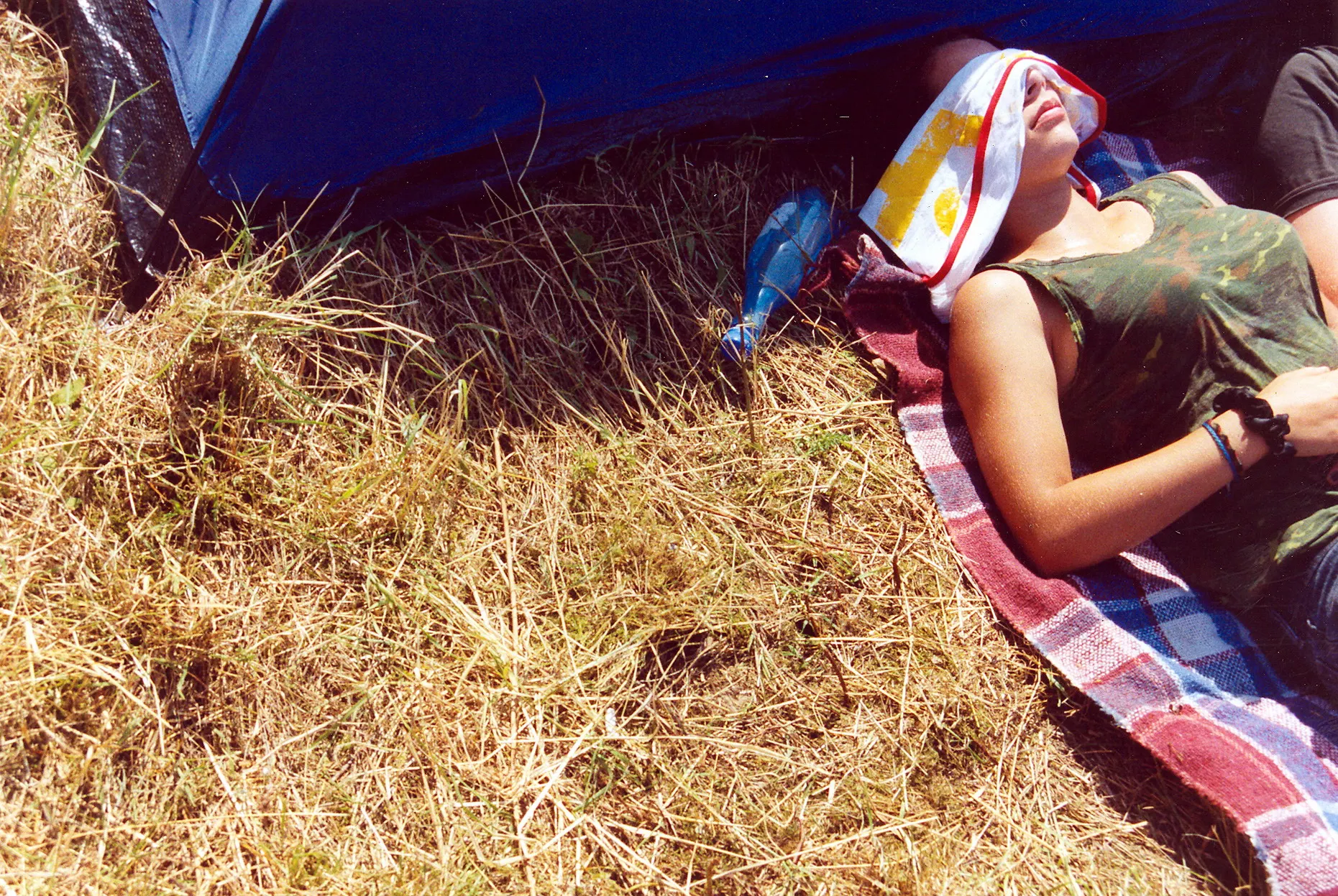 Festivalbesucher liegt auf einer Decke im Gras