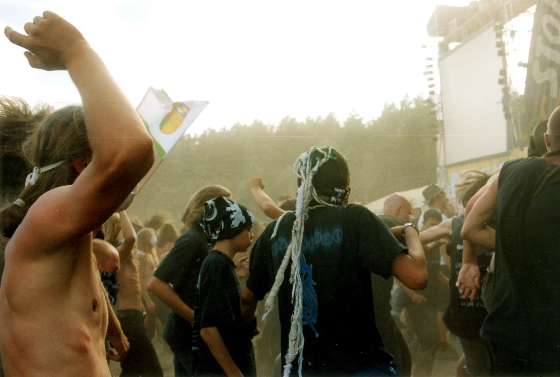 Festivalbesucher mitten im staubigen Getümmel