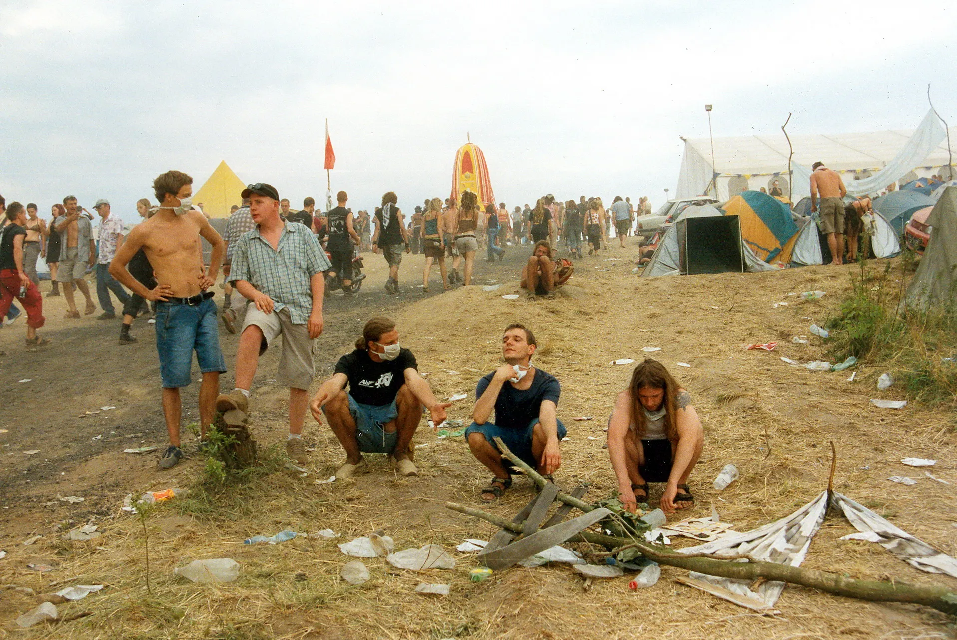 Festivalbesucher räumen gemeinsam auf dem Gelände auf