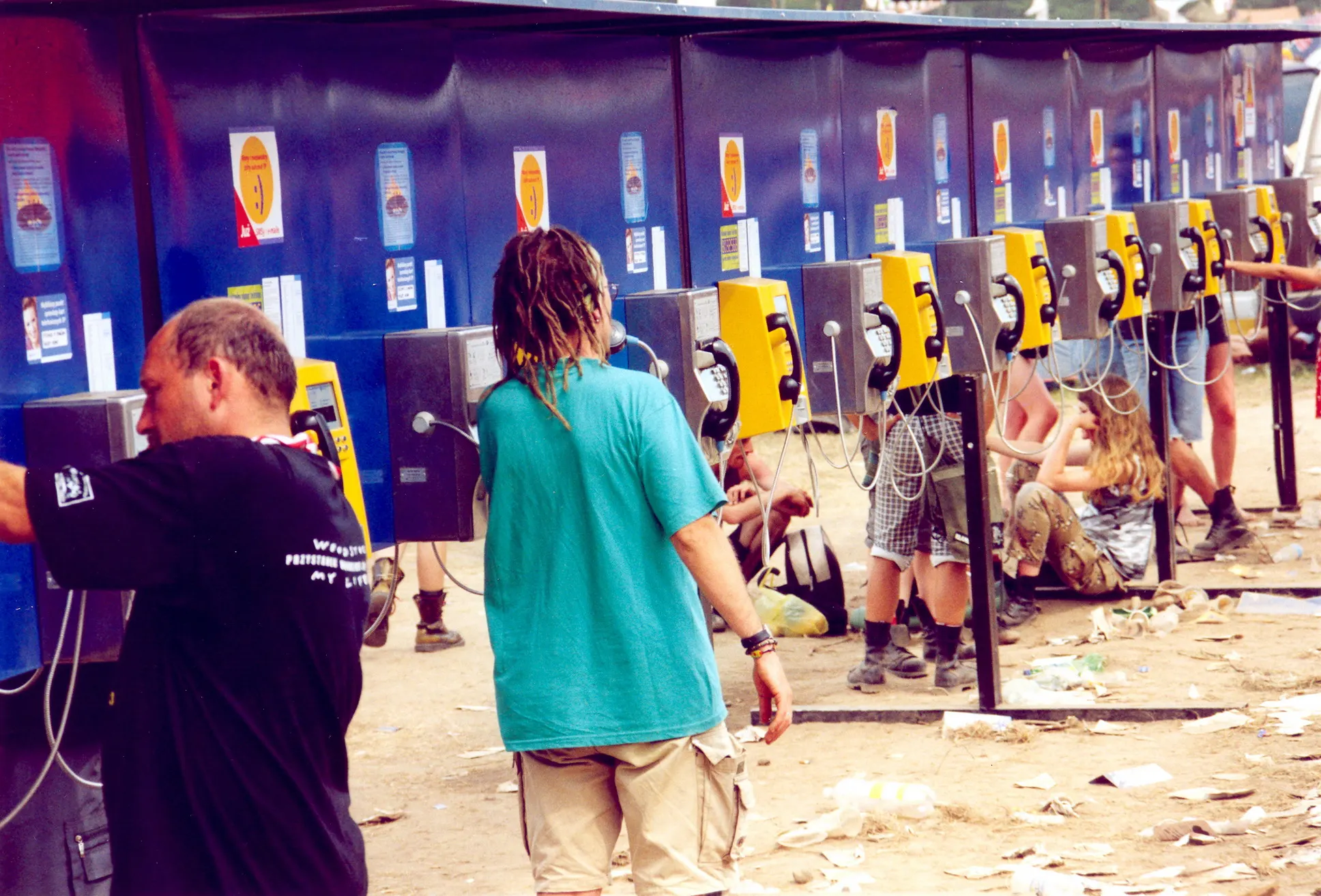 Festivalbesucher an einer Reihe von Schliessfächern