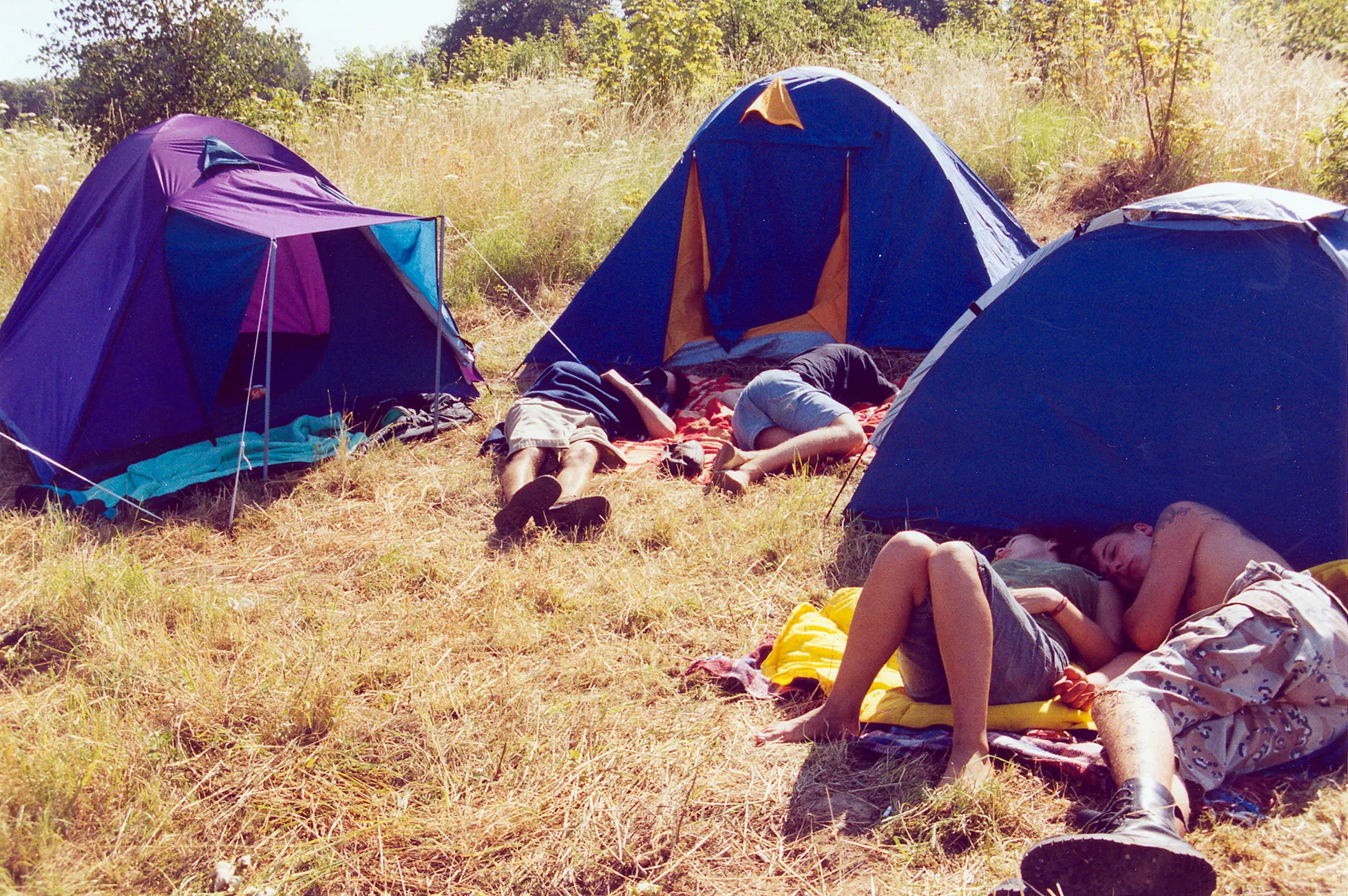 Festivalbesucher ruhen sich zwischen den Zelten aus