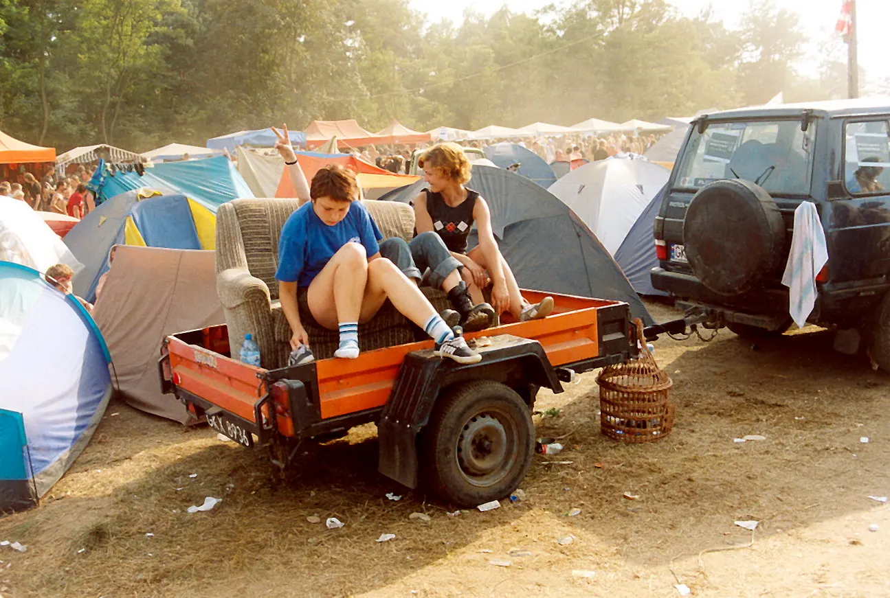 Zwei Festivalbesucher sitzen auf einem Anhänger