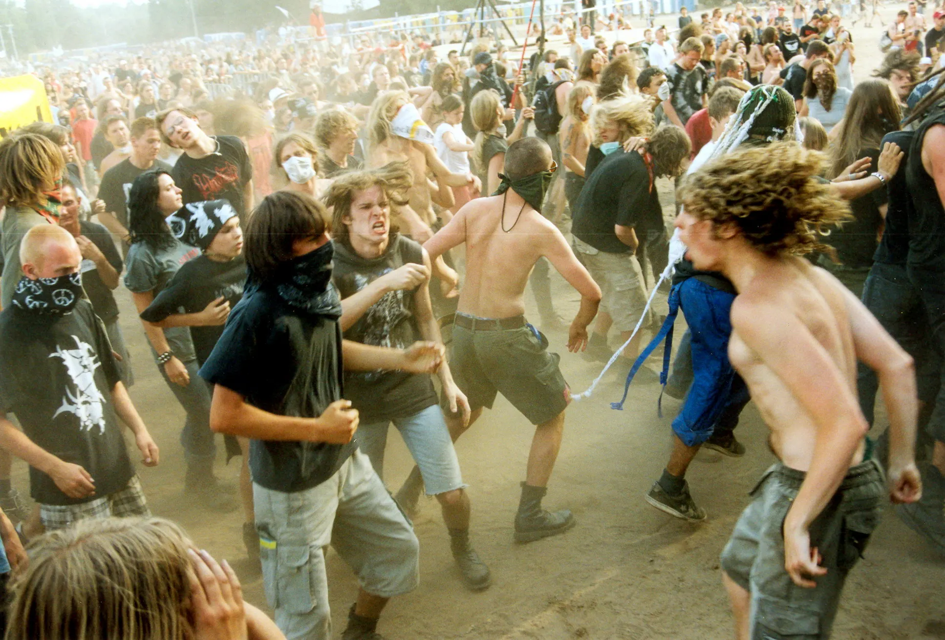 Besucher tanzen wild im Moshpit