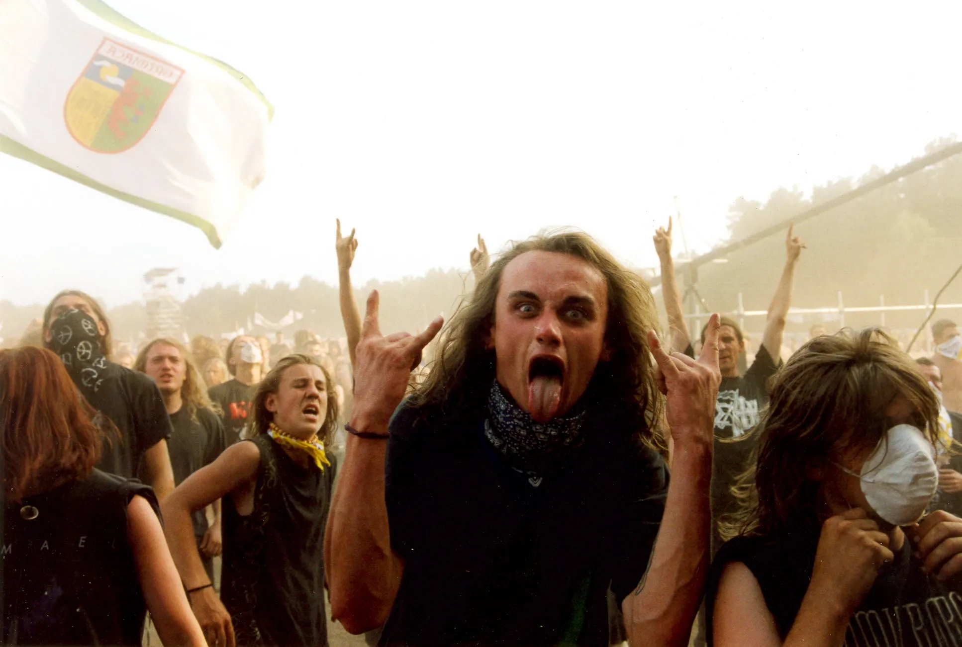 Festivalbesucher streckt die Zunge heraus und zeigt das Rock-Zeichen