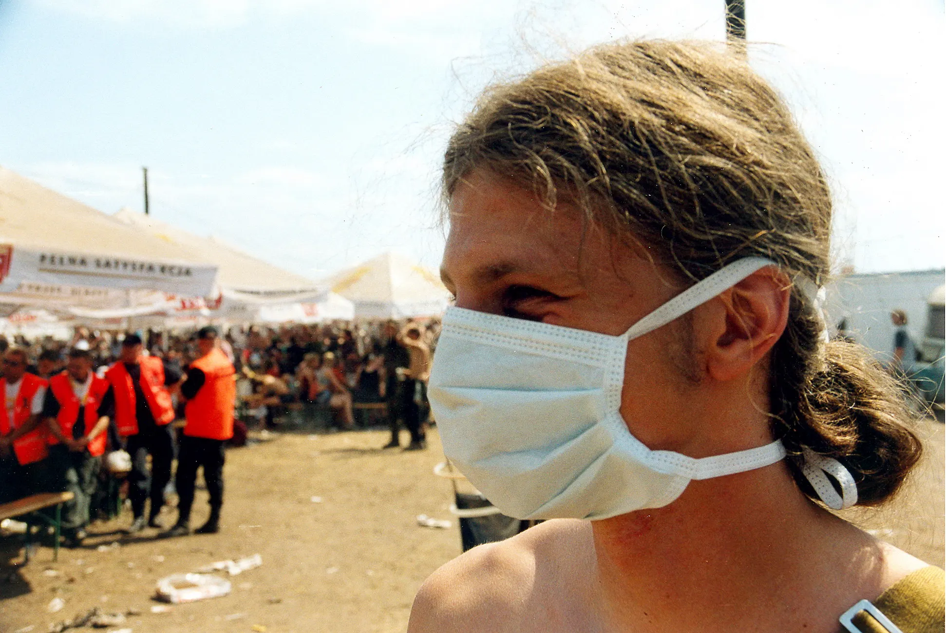 Festivalbesucherin mit Mundschutz im Profil