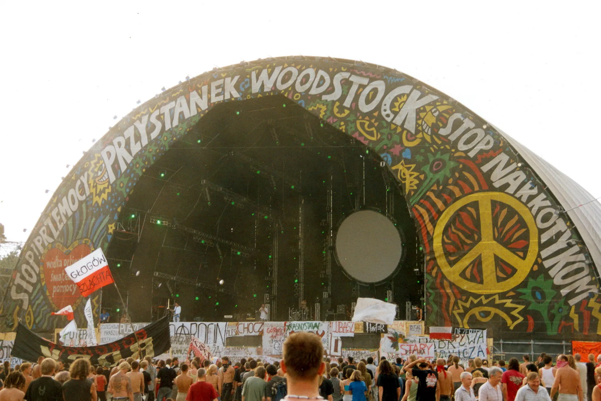 Bühnenbogen mit Peace-Zeichen des Festivalgeländes