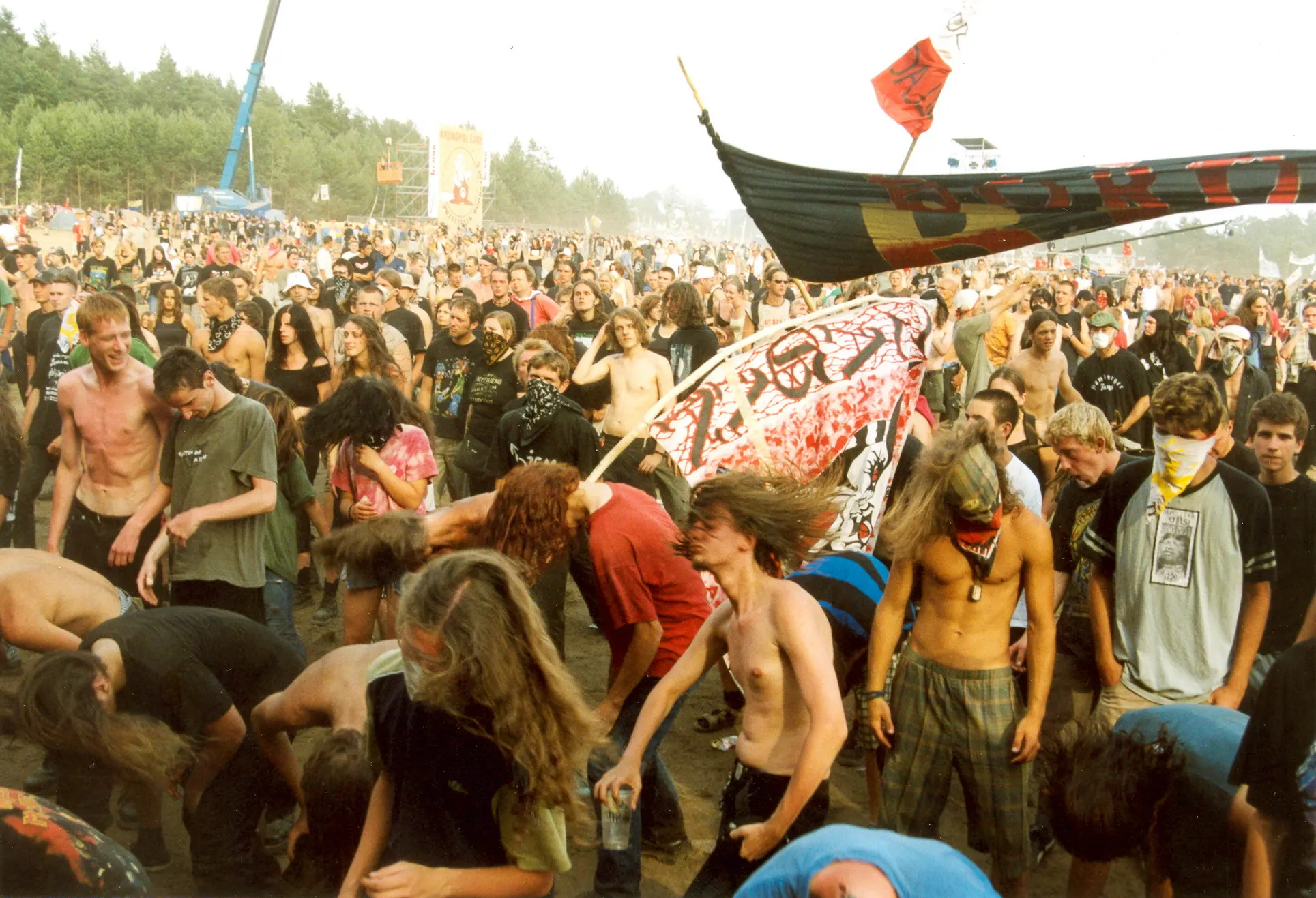 Fahne über der Menge im Moshpit