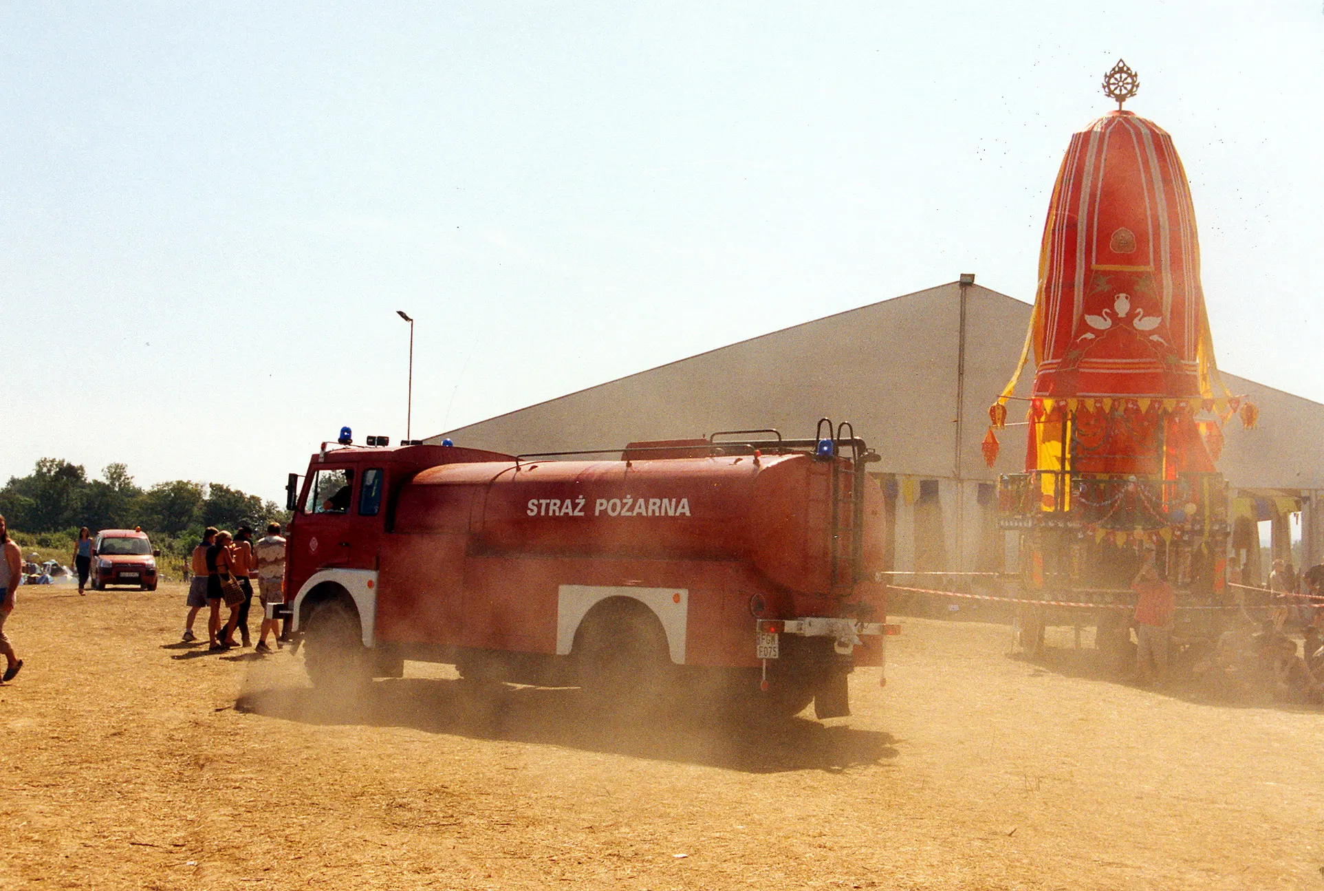 Feuerwehrauto steht auf dem Festivalgelände