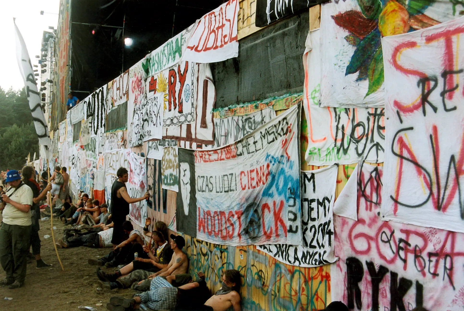 Mit Graffiti und Botschaften bemalte Wand auf dem Festivalgelände