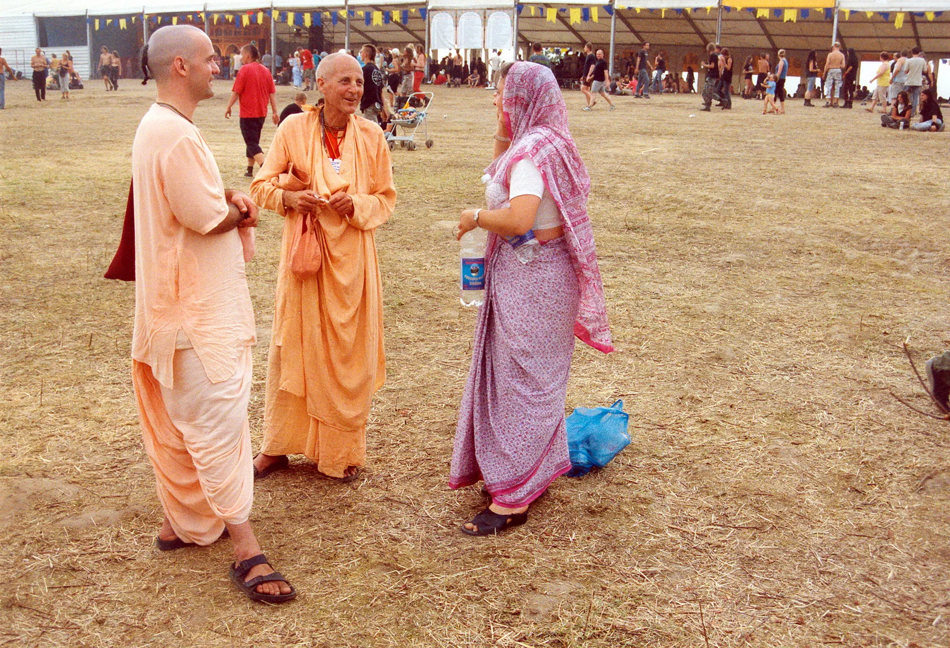 Hare-Krishna-Anhänger in bunten Roben im Gespräch