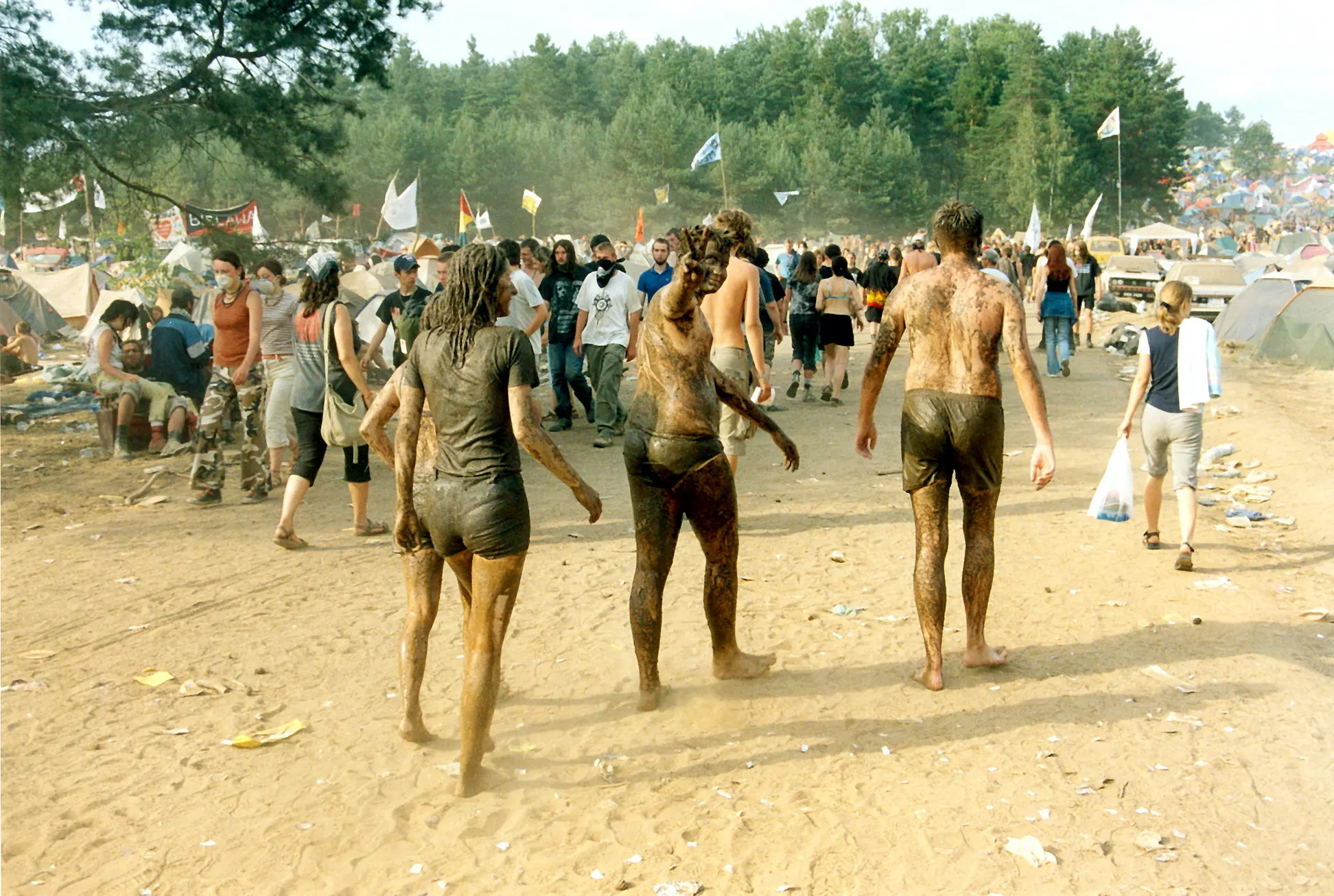Hare-Krishna-Anhänger in Roben im Gespräch