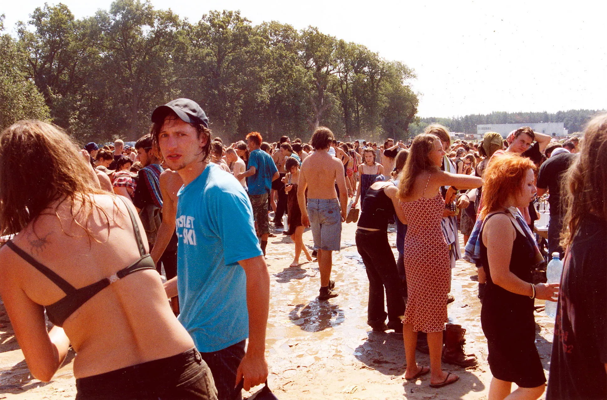 Menschenmenge an einer Waschstelle auf dem Festivalgelände