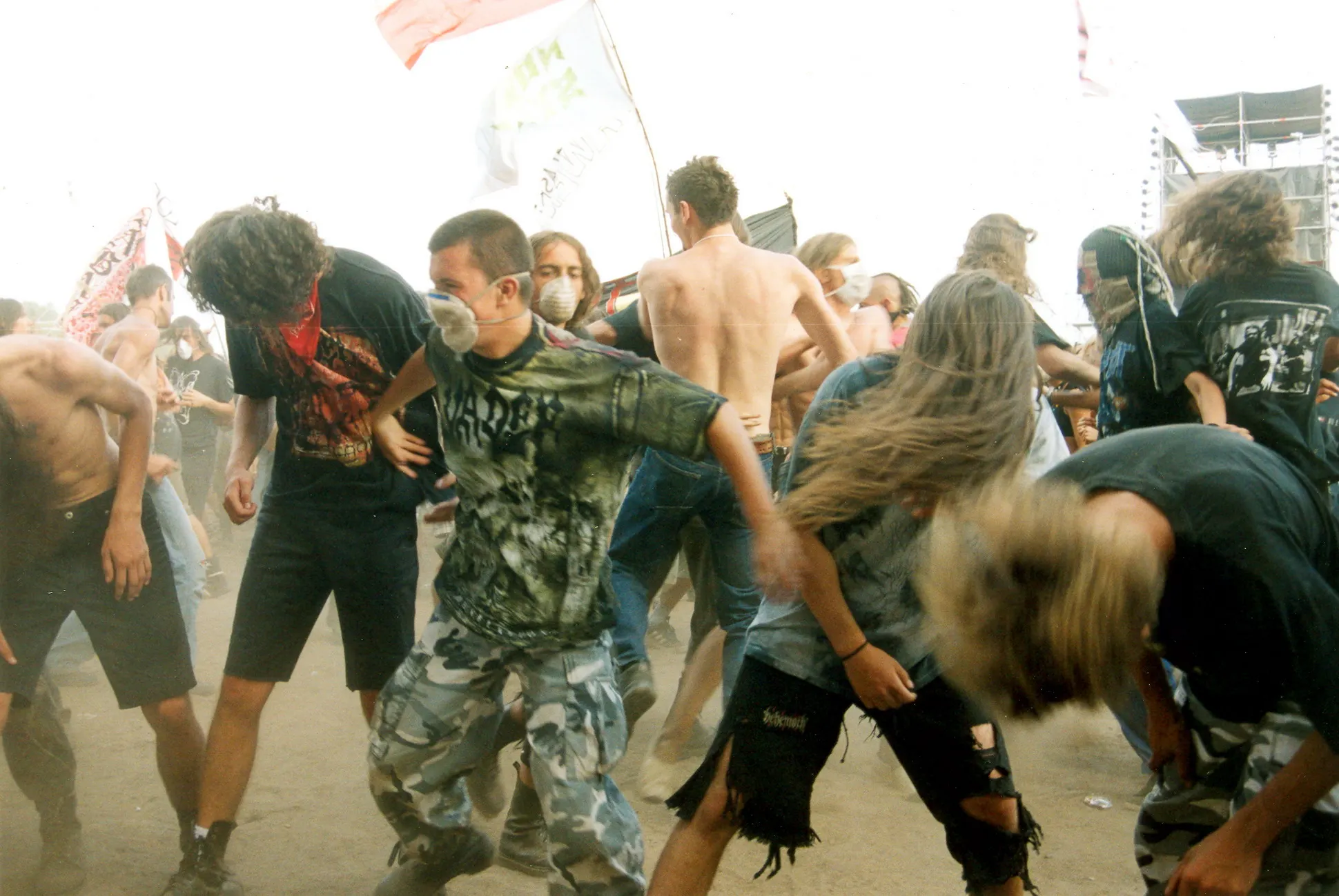 Moshpit mit Festivalbesuchern beim wilden Tanzen
