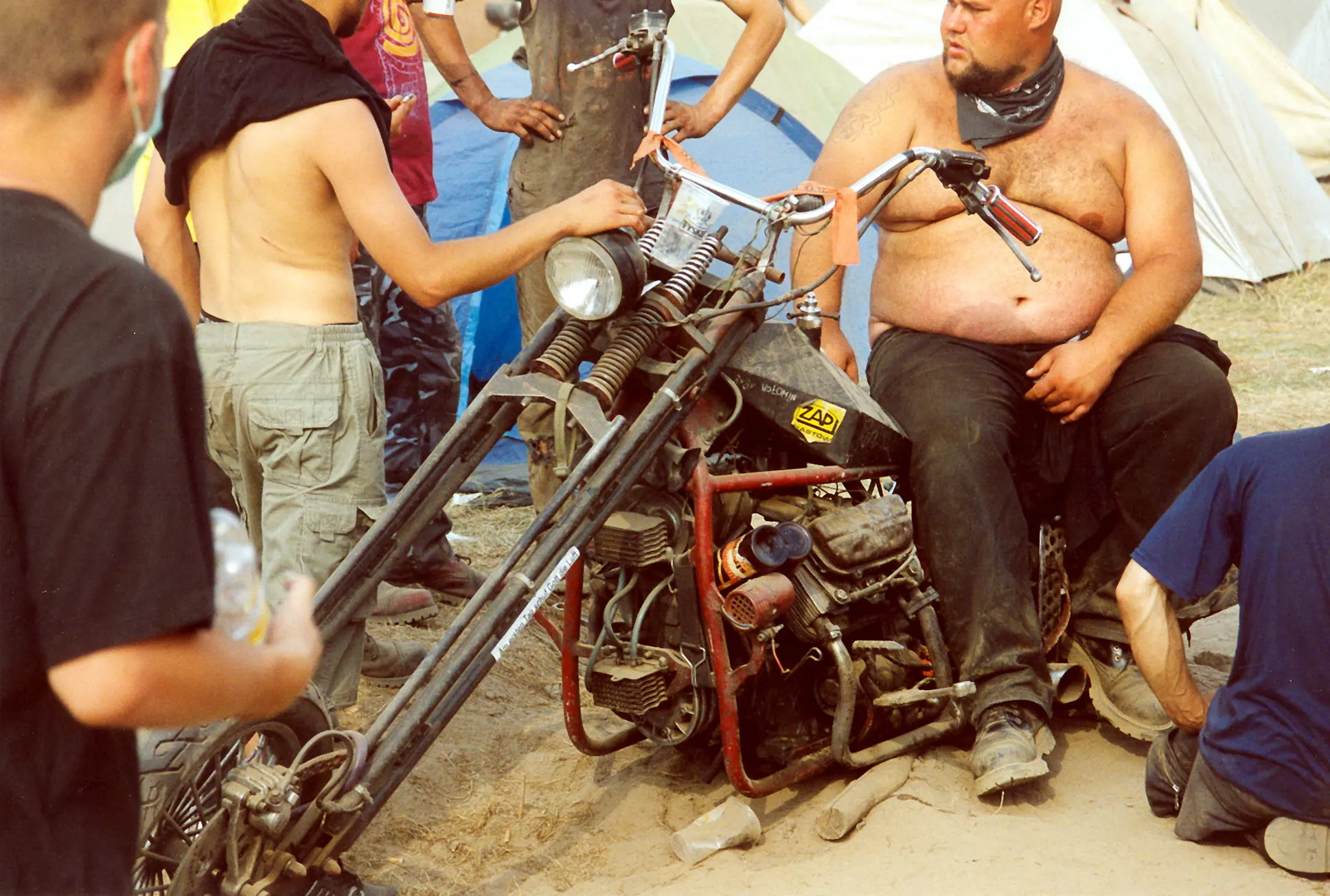Umgebautes Motorrad auf einem Festival-Campingplatz