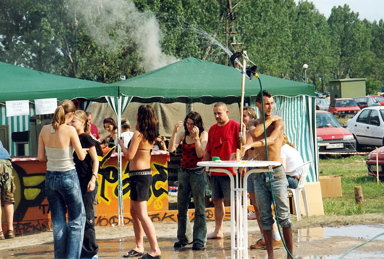Provisorische Waschstation mit Zelt auf dem Festivalgelände