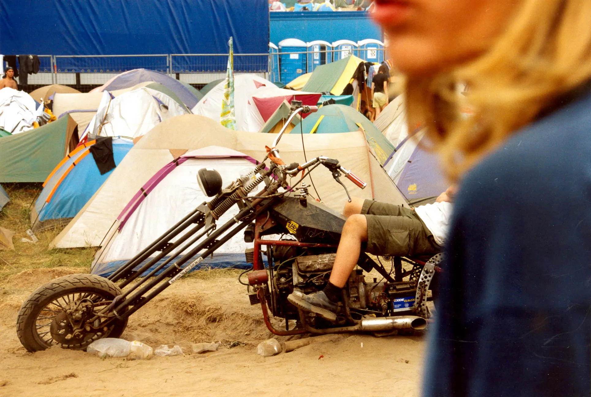 Festivalpublikum vor der Bühne mit Peace-Zeichen-Projektion