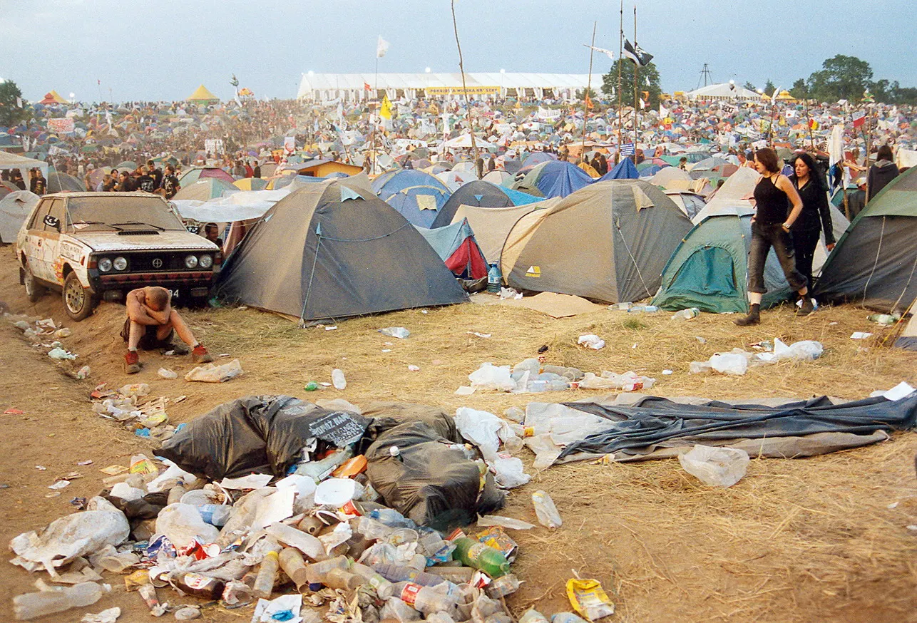 Vermülltes Zeltlager nach dem Festival