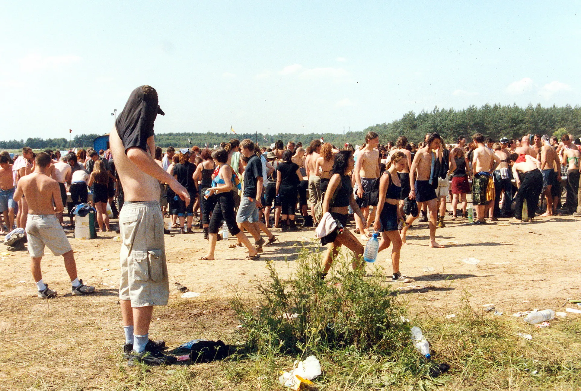 Weite Menschenmenge steht auf dem Festivalfeld