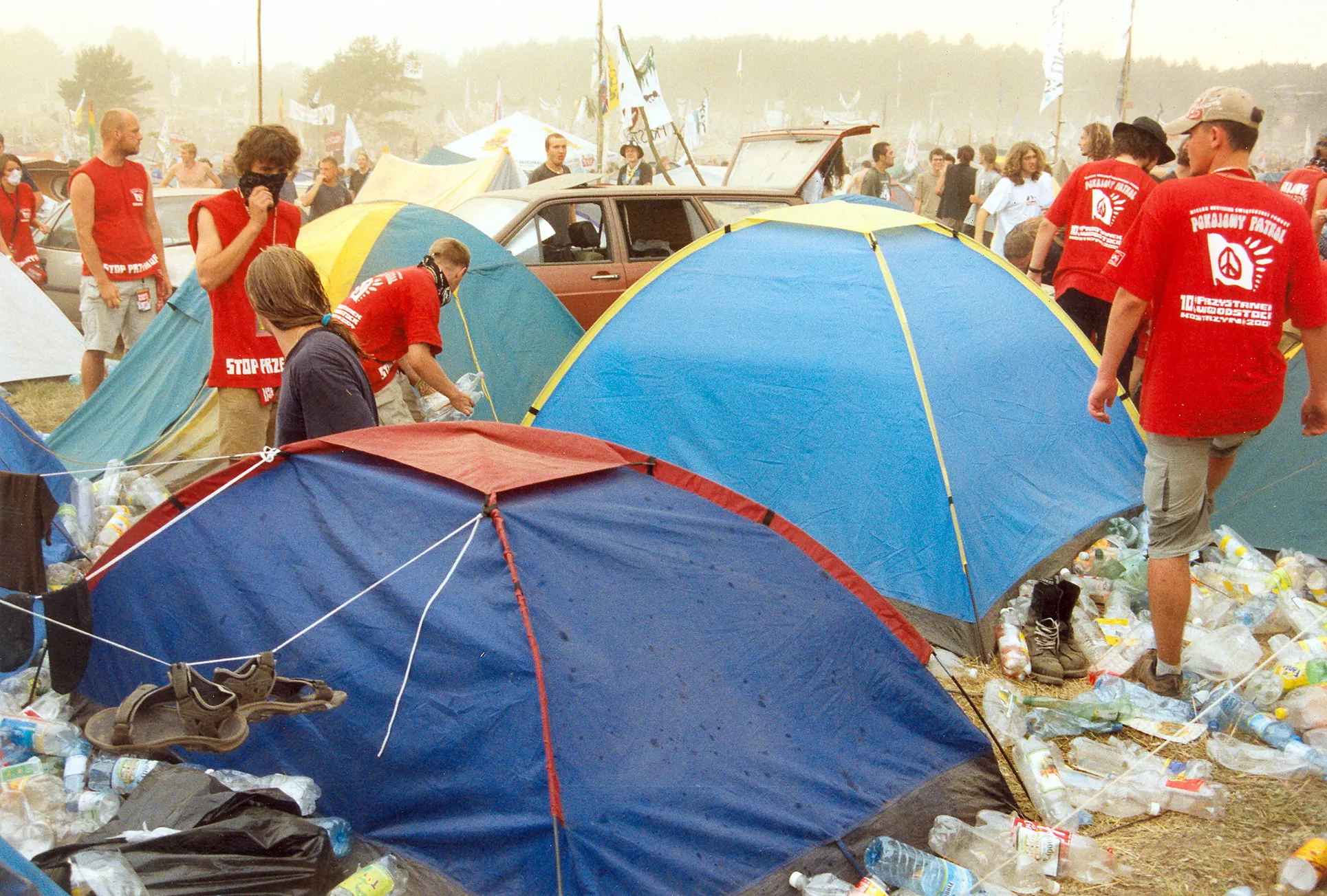 Überblick über ein Zeltlager mit Campingausrüstung