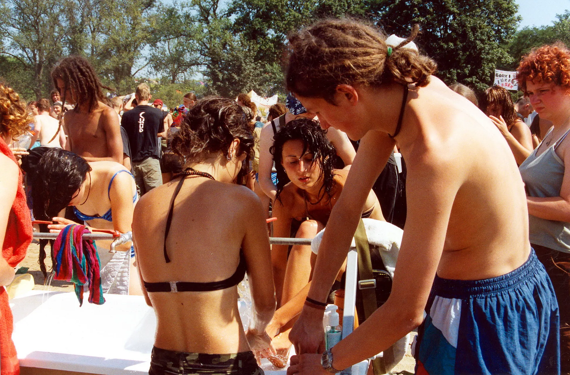 Zwei Festivalbesucher waschen sich gemeinsam an einem Becken