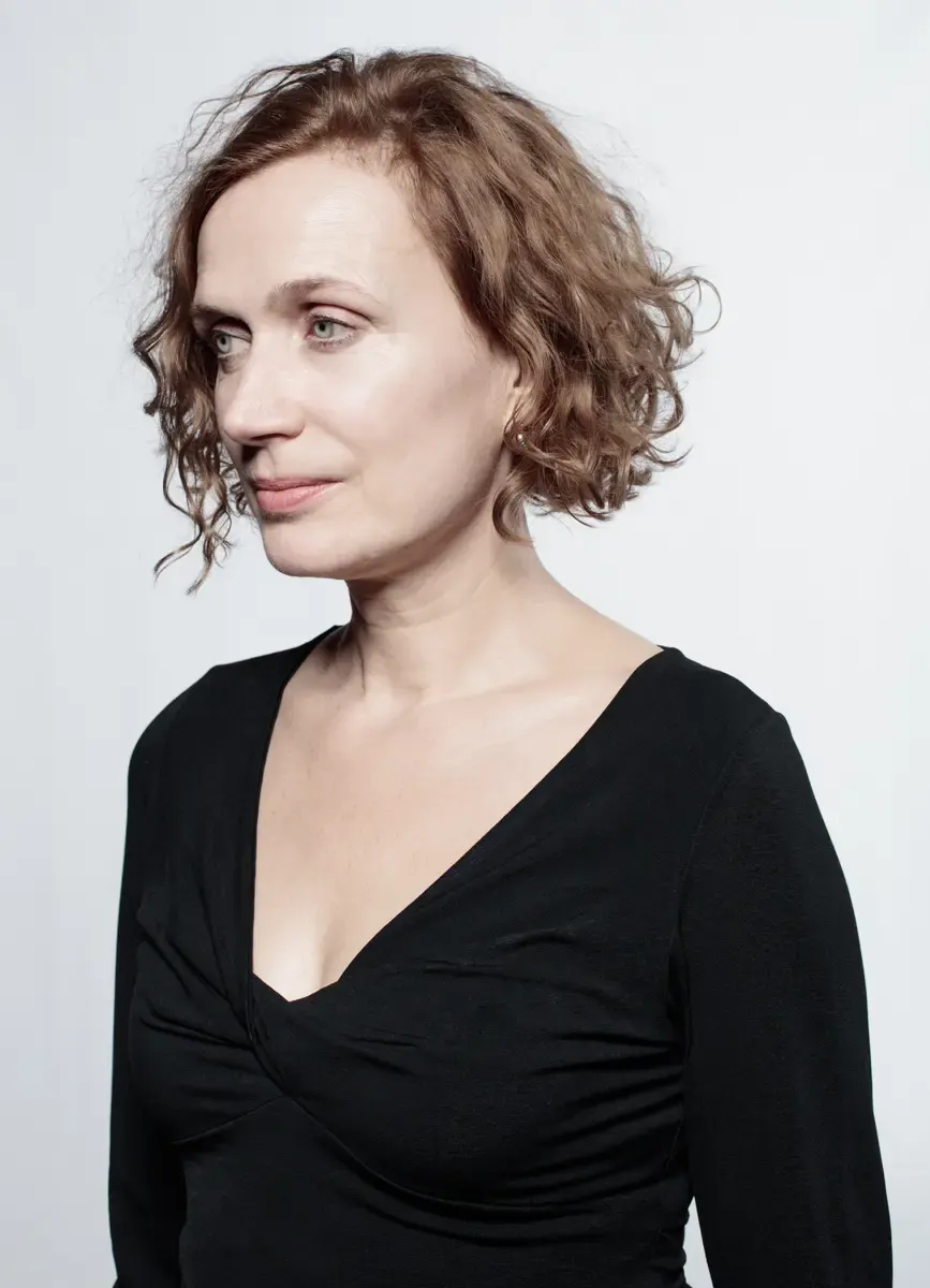 Portrait von Friederike Wagner in schwarzem Kleid vor weissem Hintergrund