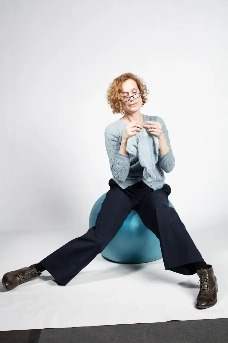 Friederike Wagner sitzt in lockerer Pose auf einem Hocker