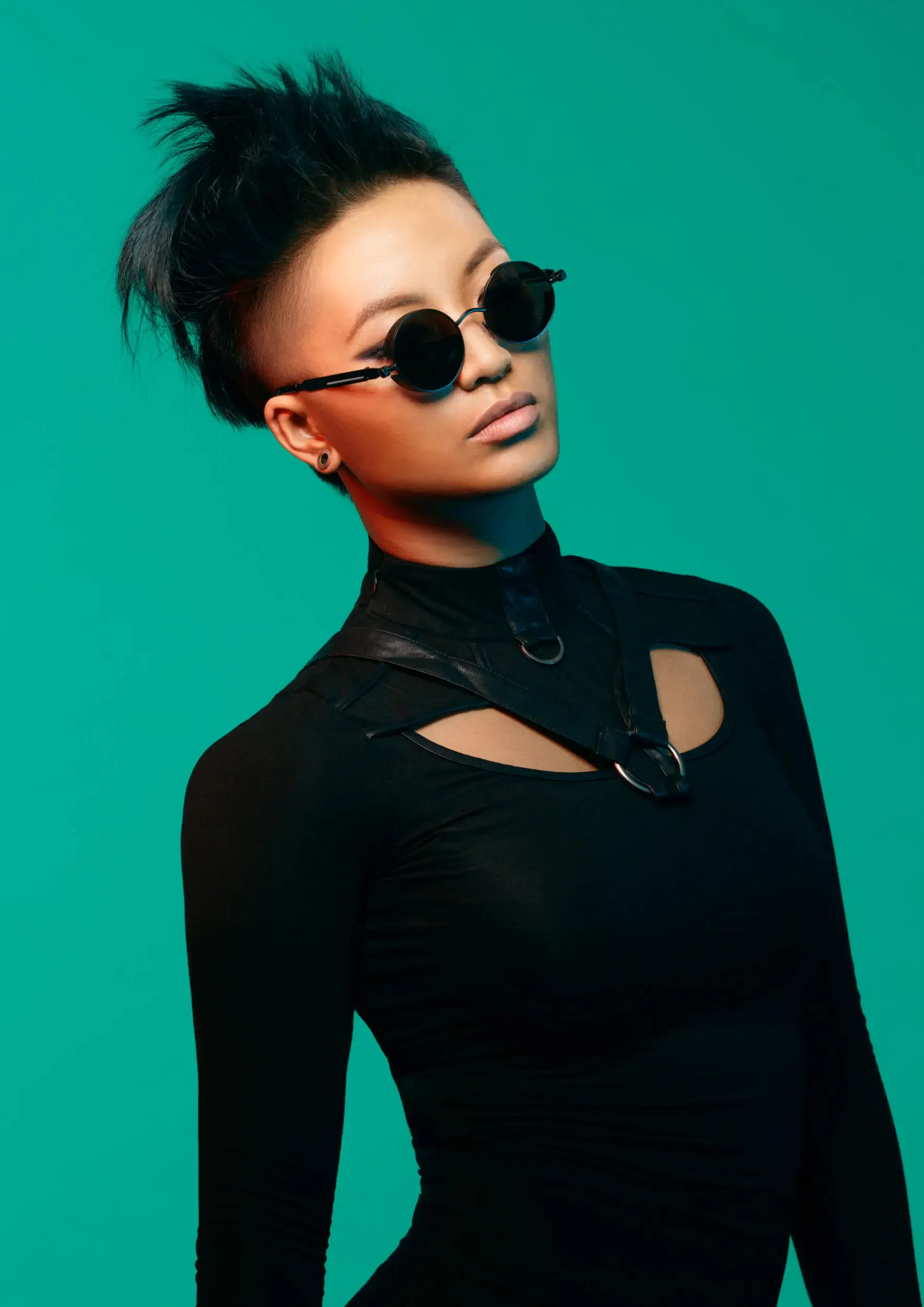 Frau mit Bob-Frisur und Choker vor türkisfarbenem Hintergrund, German Hairdressing Award